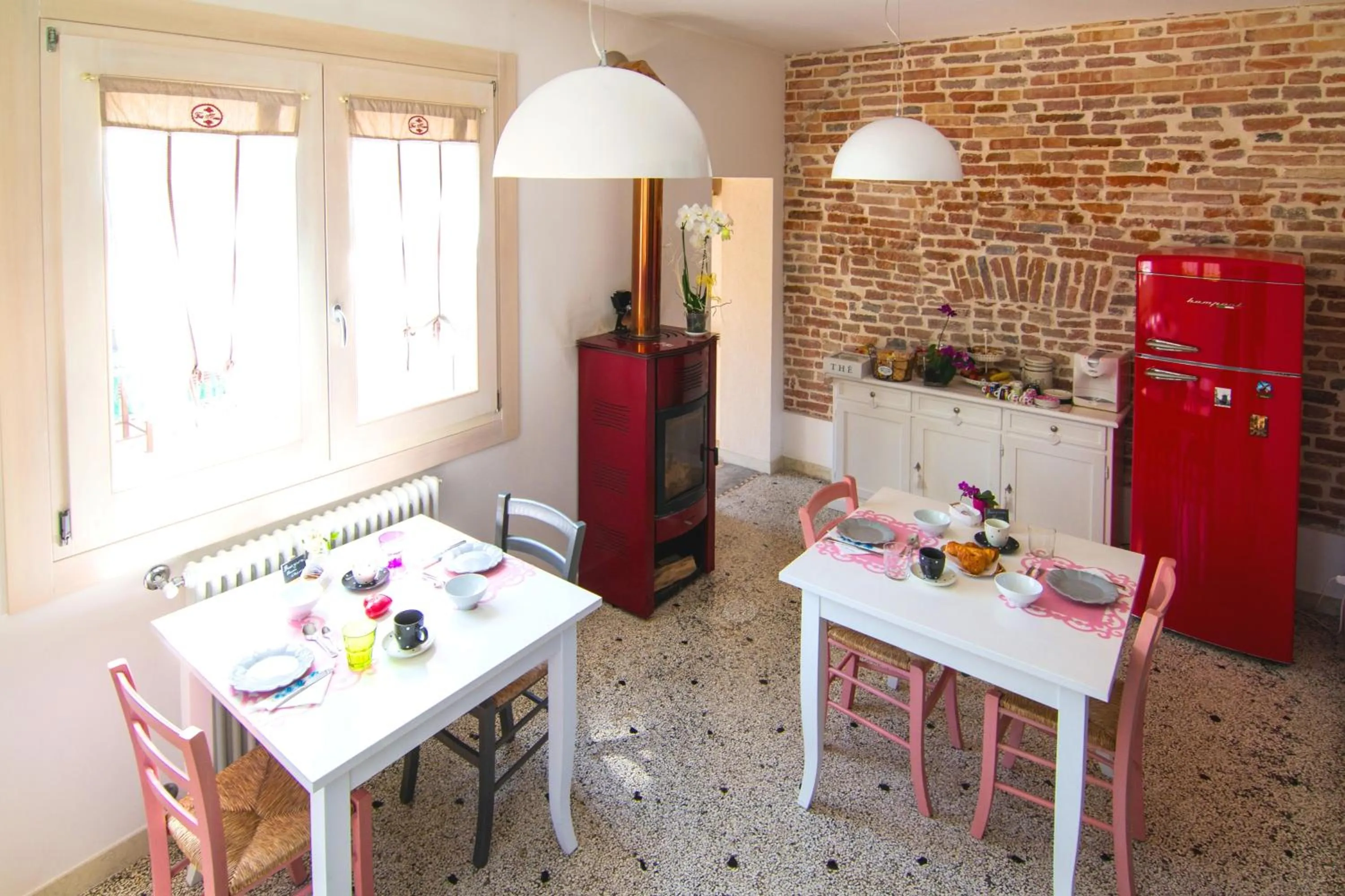 Communal lounge/ TV room in B&B La Porta Rossa