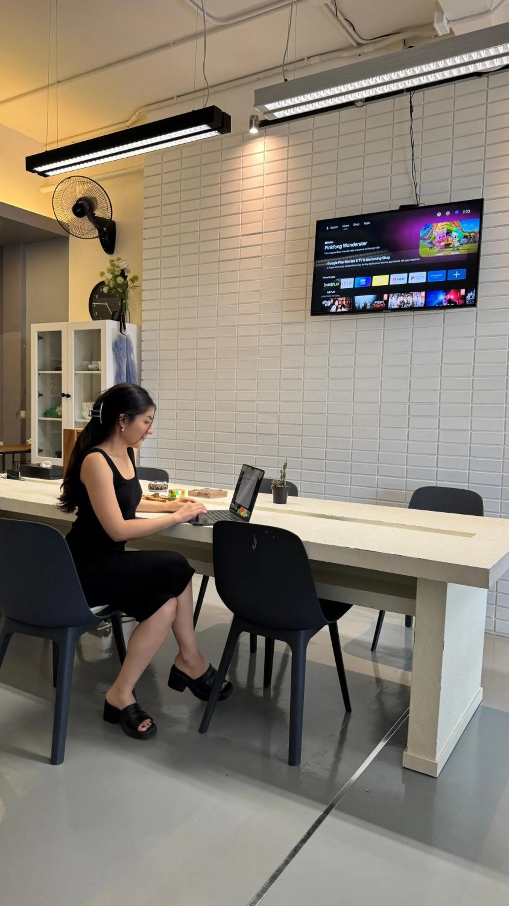 Communal lounge/ TV room in 24 Hills Hotel