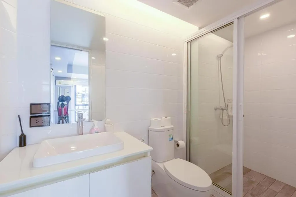 Toilet in Quite Grove Hotel