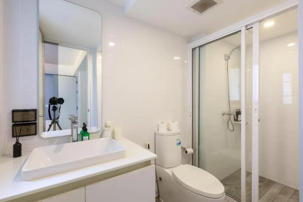 Toilet in Quite Grove Hotel