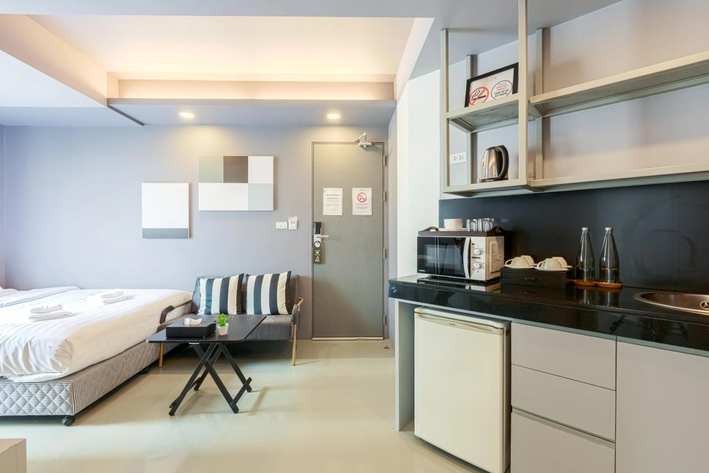 Kitchen or kitchenette, Bed in 24 Hills Hotel