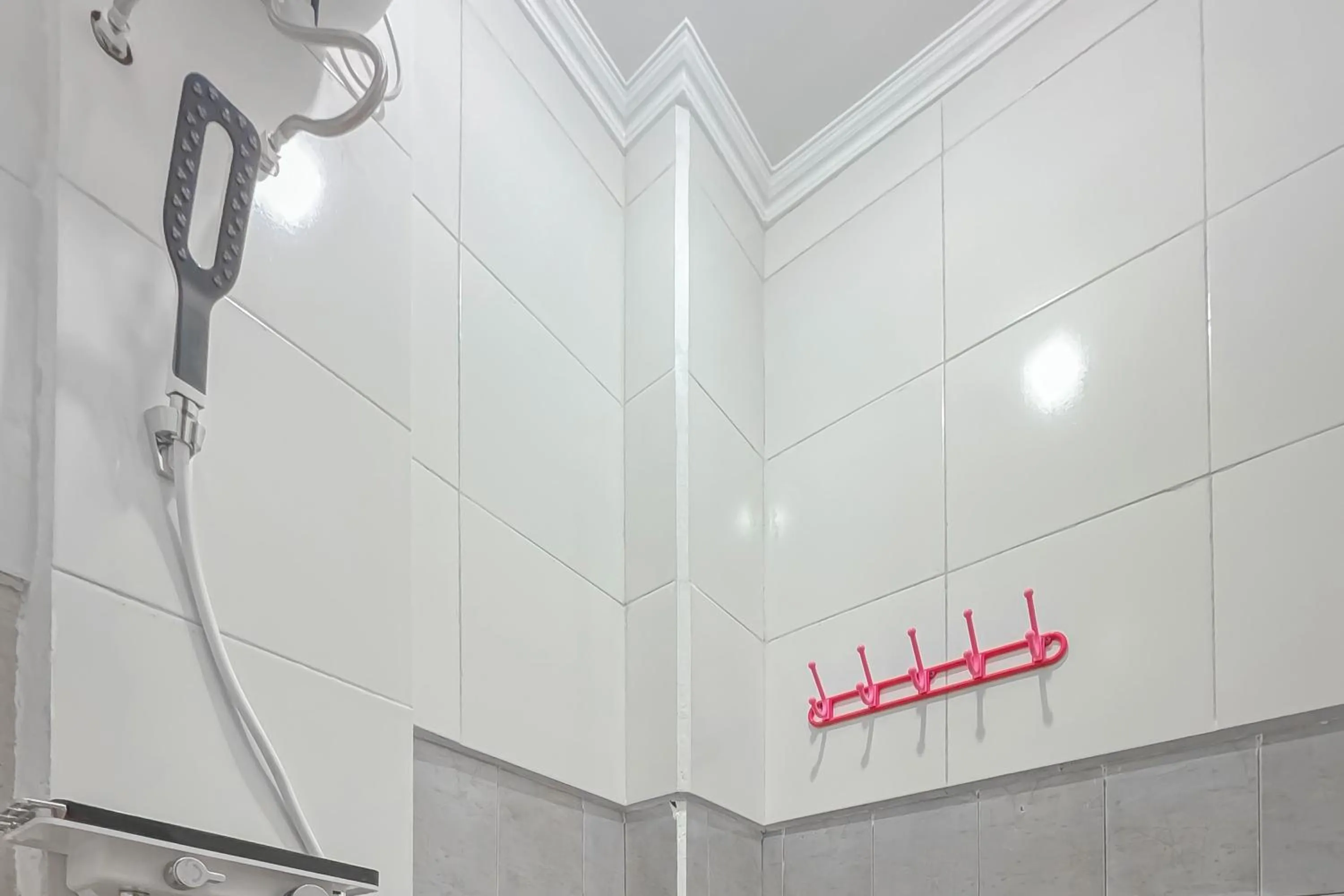 Bathroom in Urbanview Hotel Maharani Garut