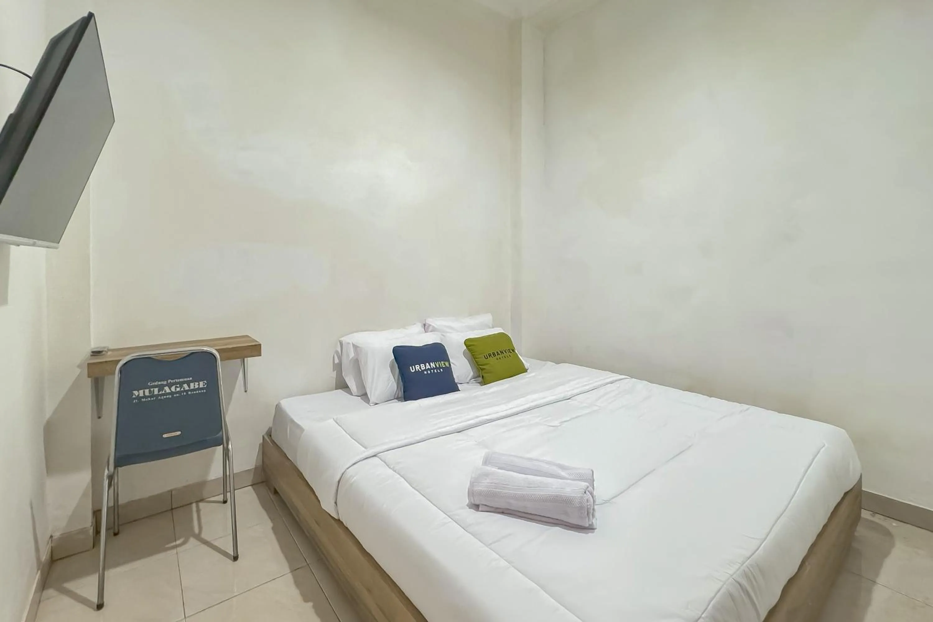 Bedroom, Bed in Urbanview Hotel Maharani Garut