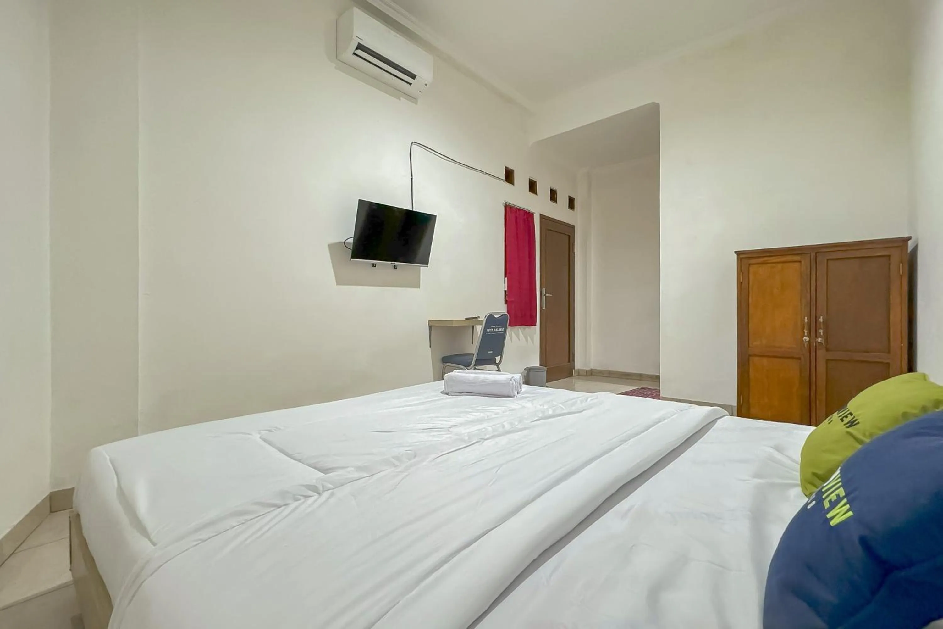 Bedroom, Bed in Urbanview Hotel Maharani Garut