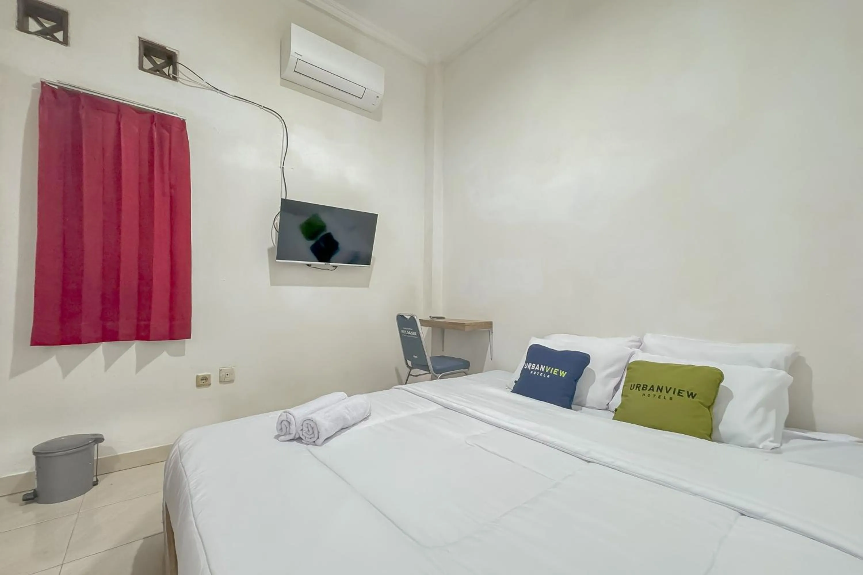 Bedroom, Bed in Urbanview Hotel Maharani Garut