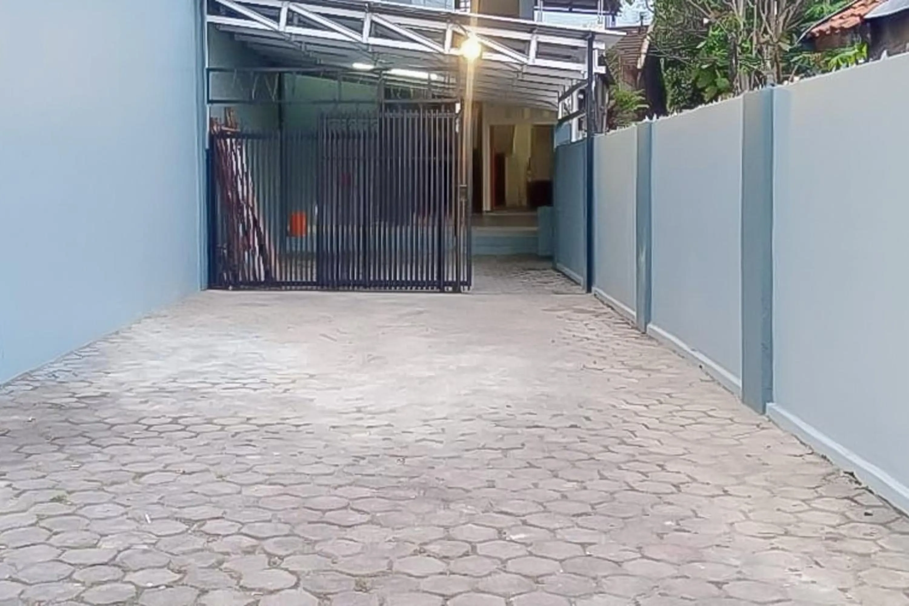 Parking in Urbanview Hotel Maharani Garut