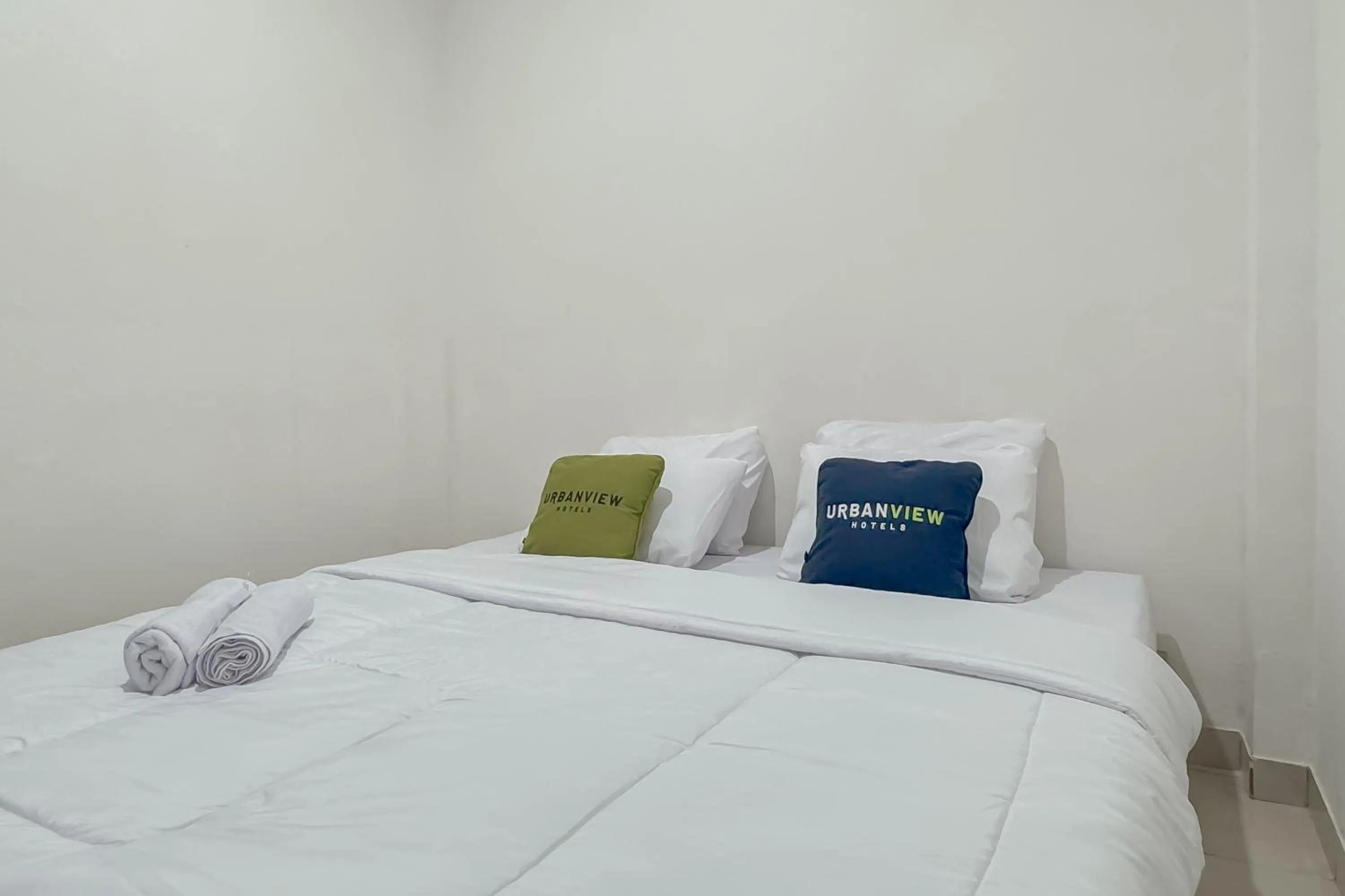 Bedroom, Bed in Urbanview Hotel Maharani Garut