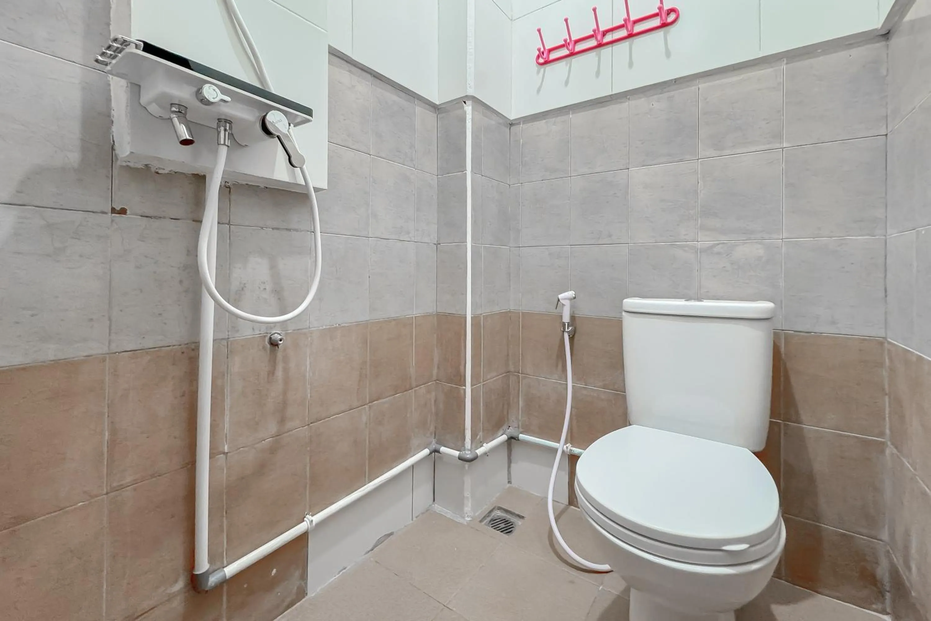 Bathroom in Urbanview Hotel Maharani Garut