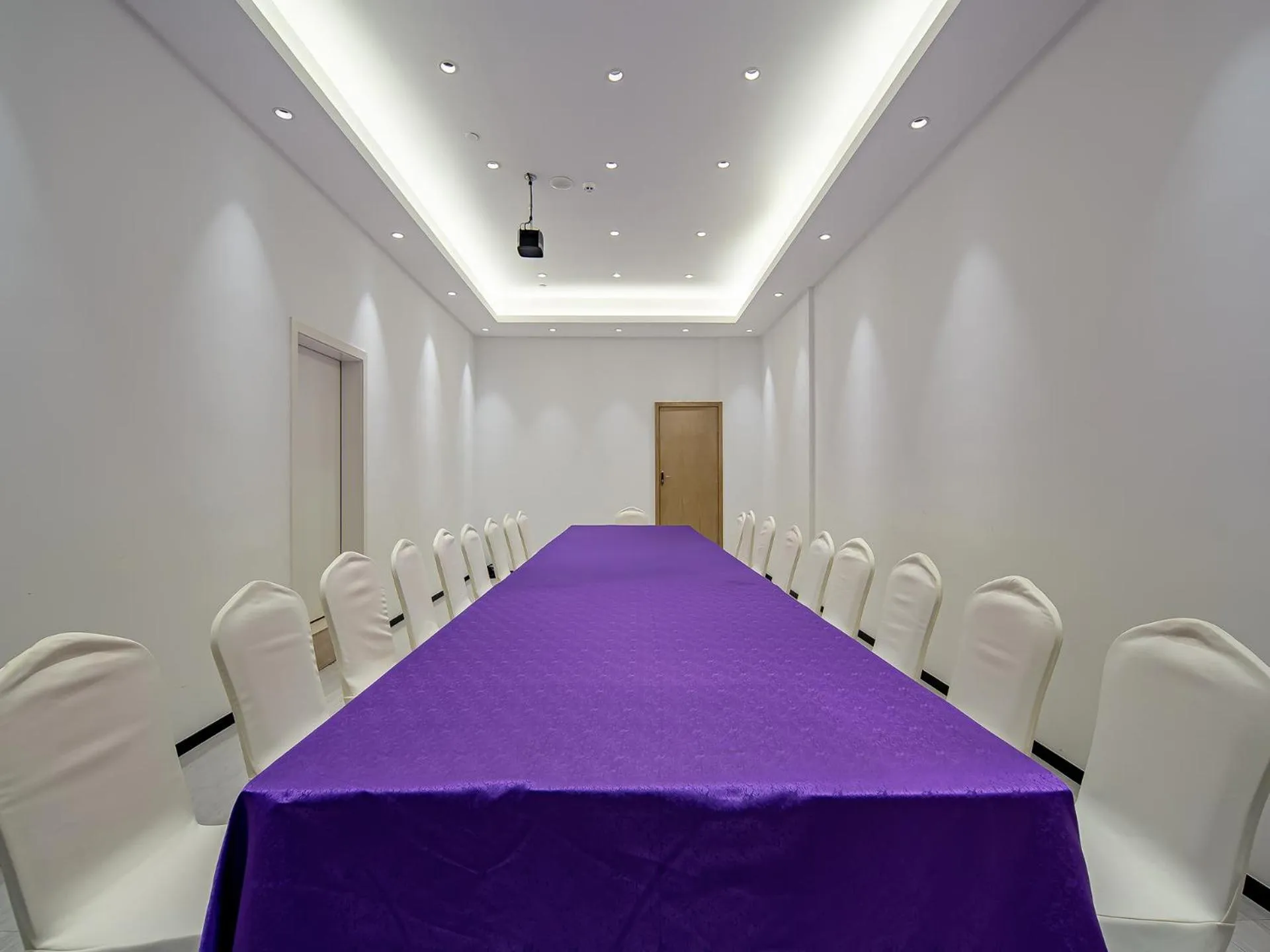 Meeting/conference room in Echarm Hotel Guigang Pingnan Central Plaza Branch
