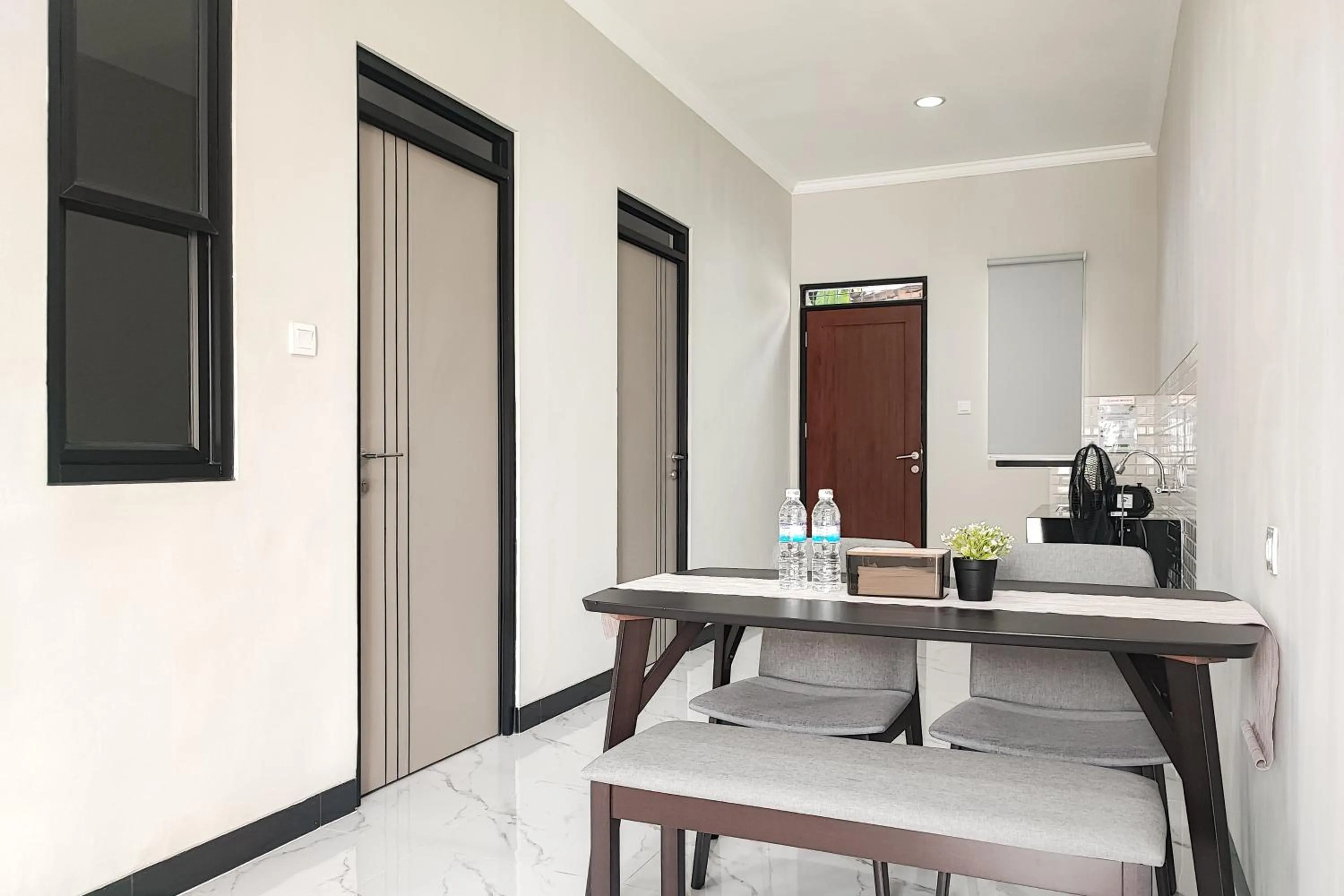 Dining area in Urbanview Hotel at Pesona Guest House Jambi