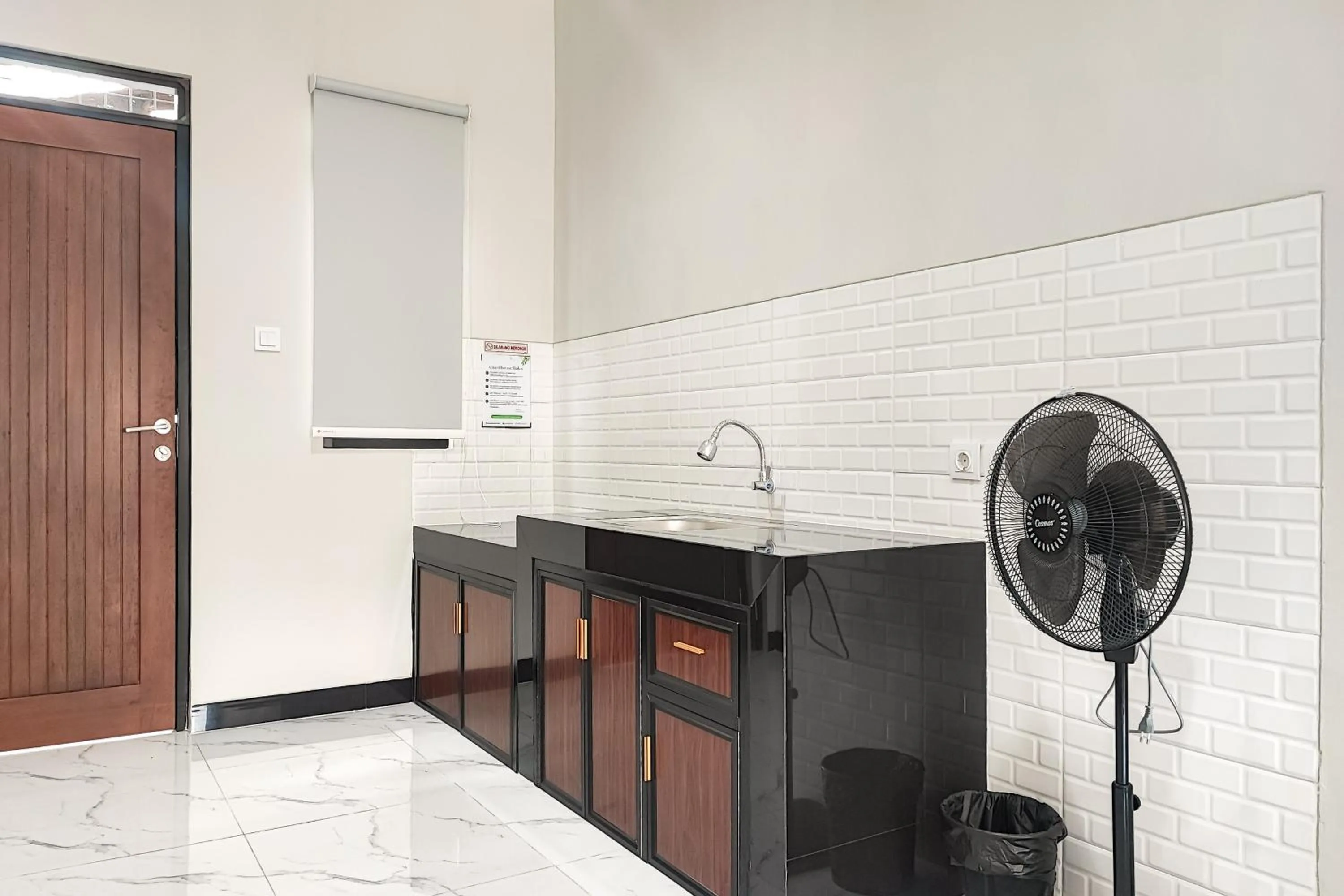 kitchen in Urbanview Hotel at Pesona Guest House Jambi