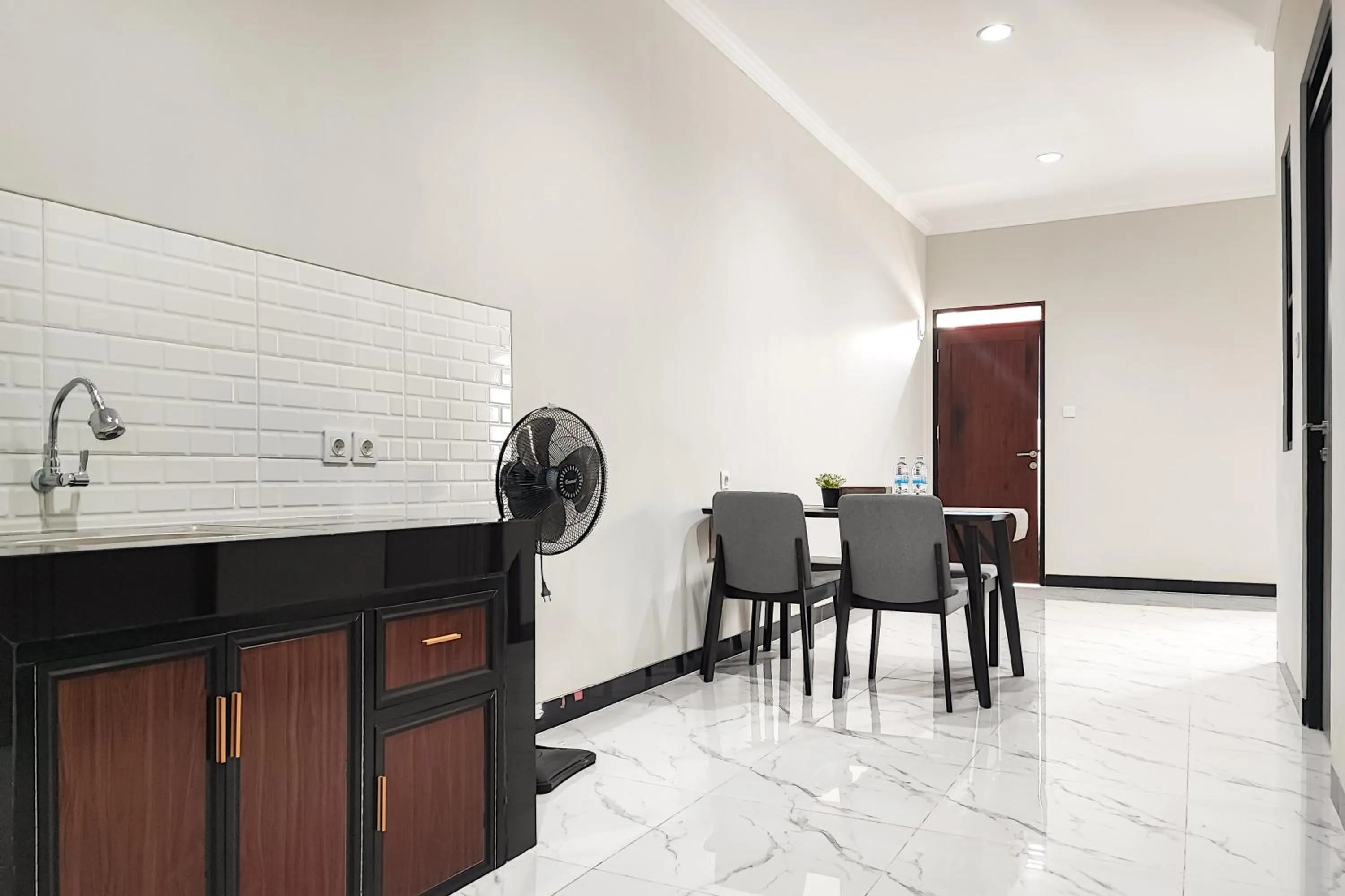 kitchen in Urbanview Hotel at Pesona Guest House Jambi