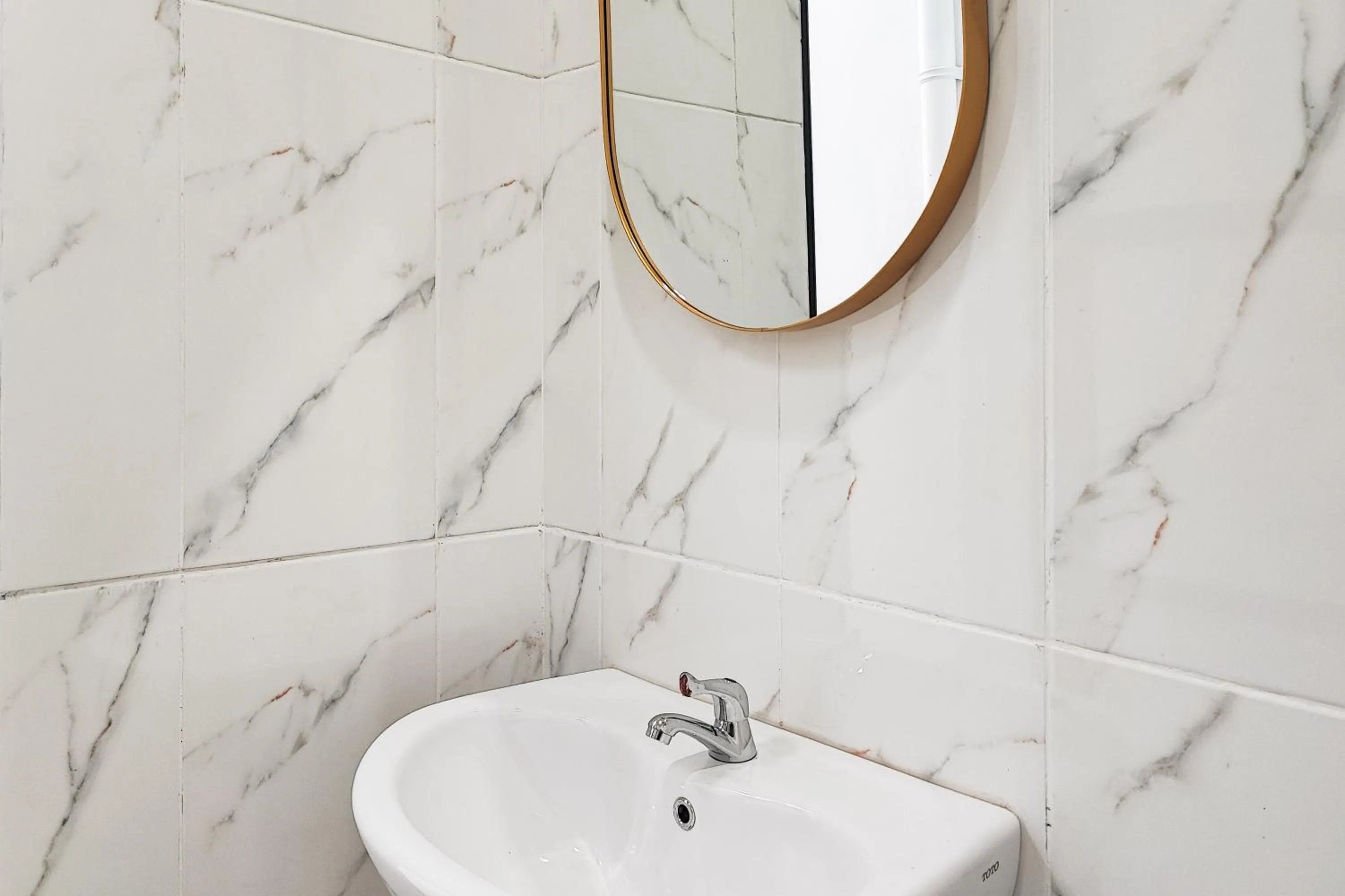 Bathroom in Urbanview Hotel at Pesona Guest House Jambi