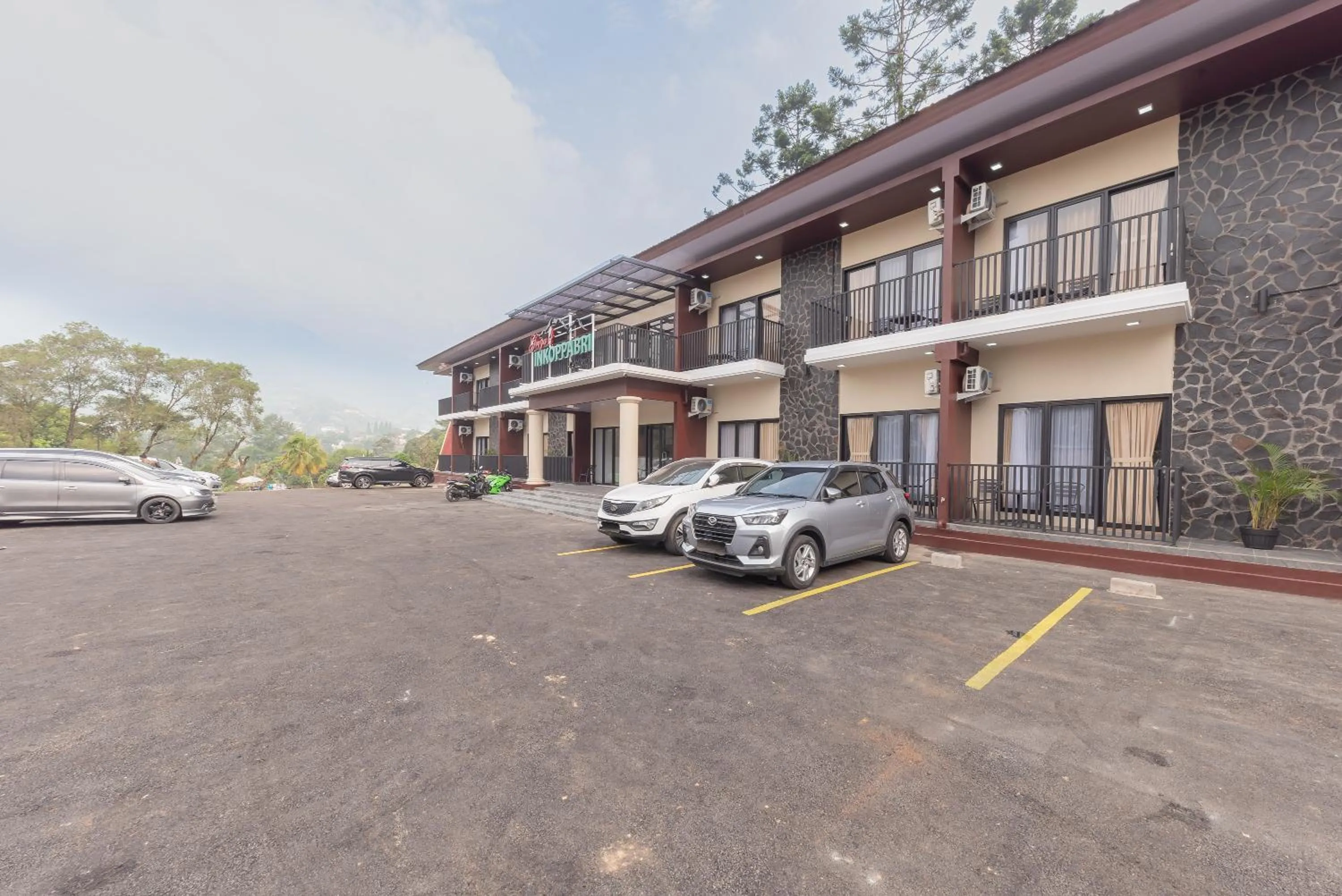 Facade/entrance in Urbanview Hotel Inkoppabri Cisarua Puncak