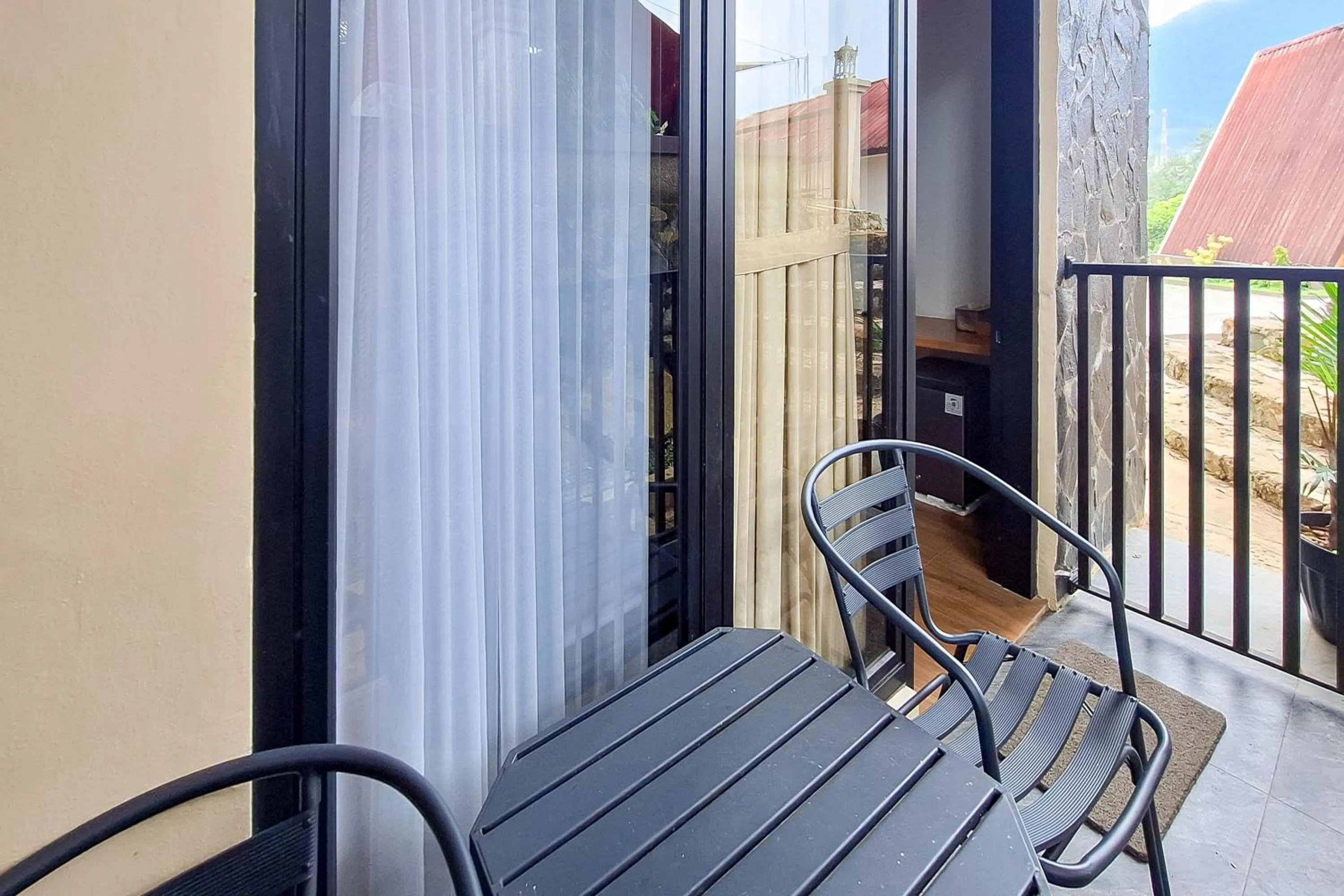 Seating area in Urbanview Hotel Inkoppabri Cisarua Puncak