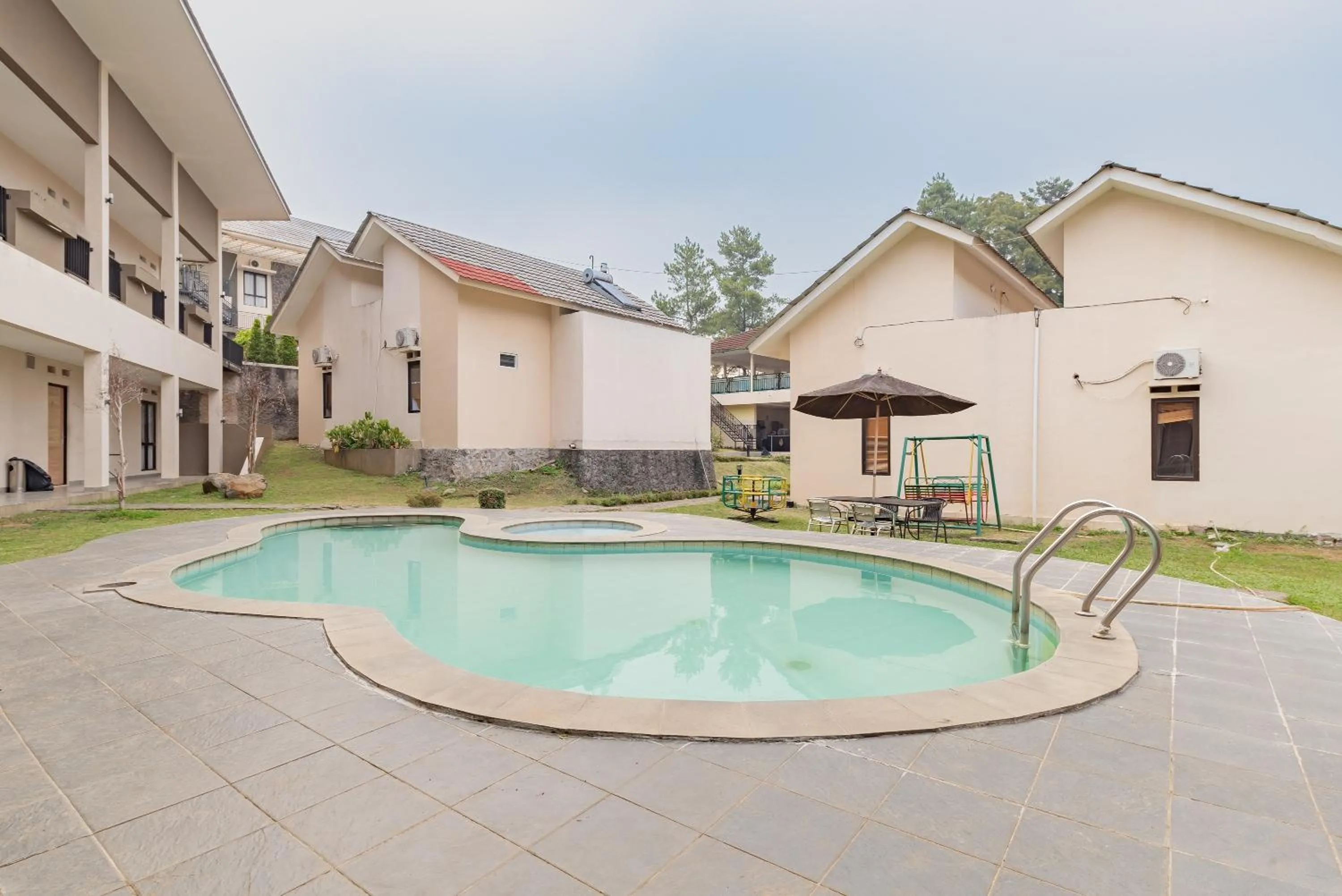 Swimming pool in Urbanview Hotel Inkoppabri Cisarua Puncak