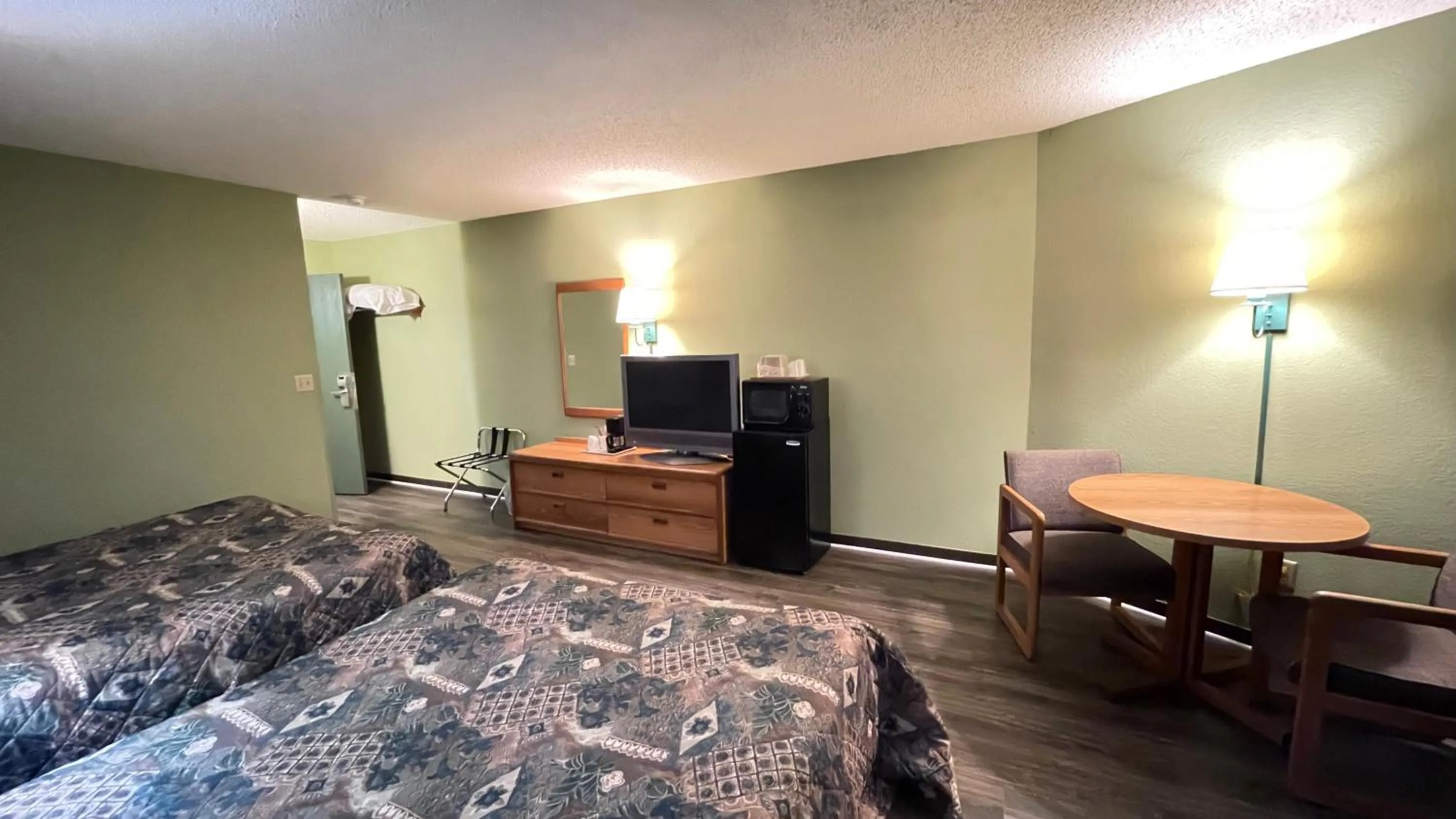 Bed in Harbor Lights Lodge