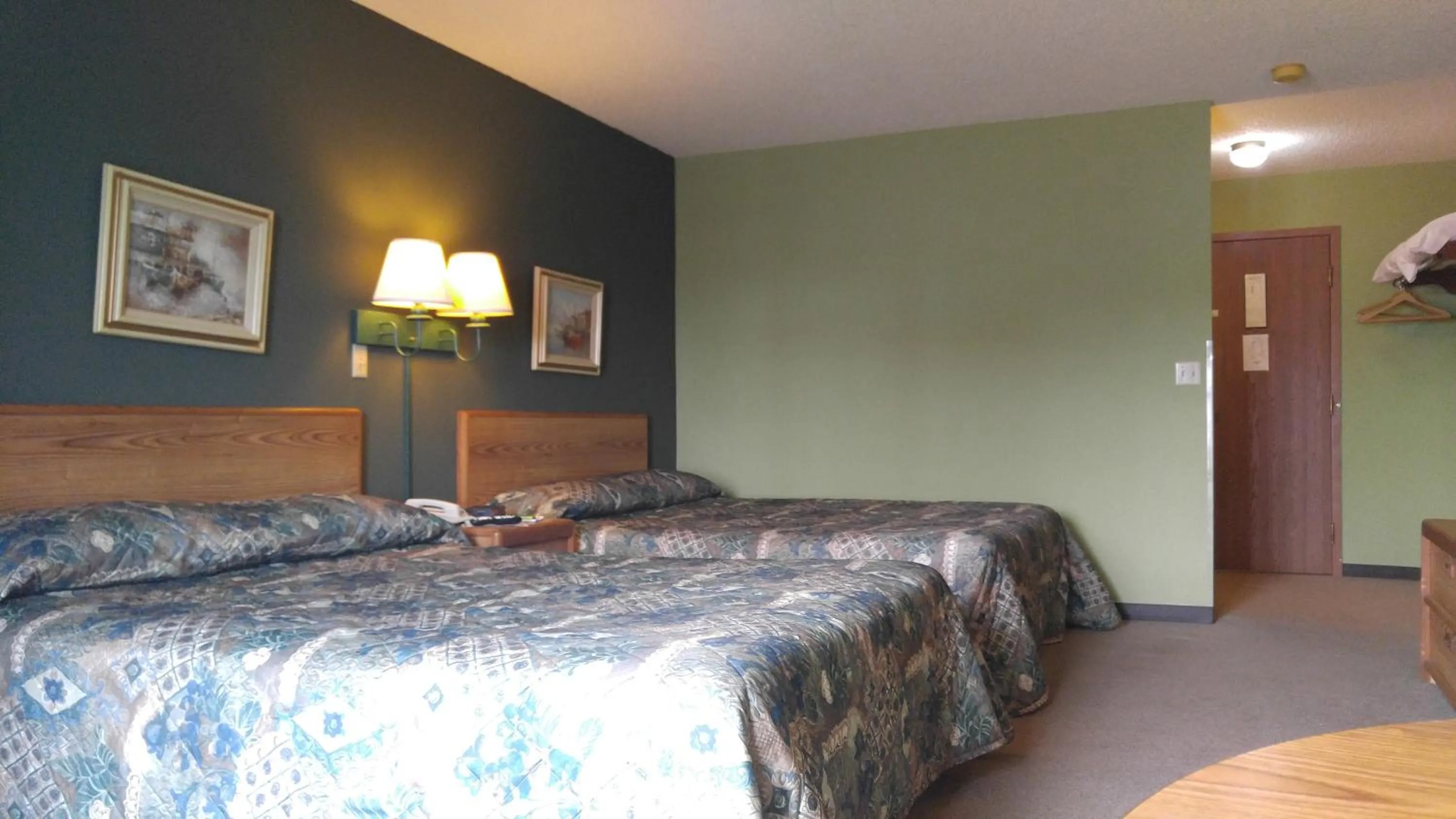 Bed in Harbor Lights Lodge