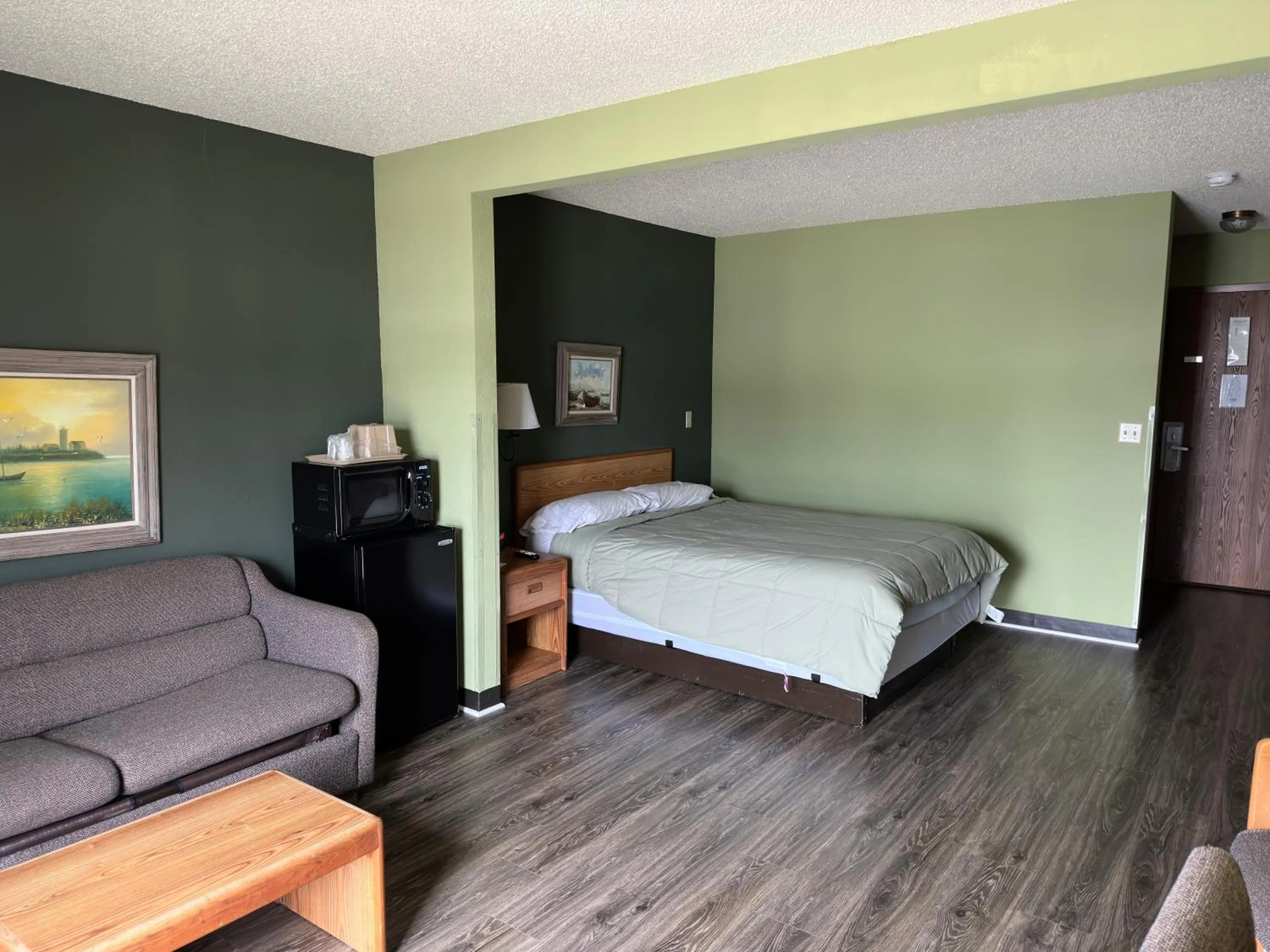 Bed in Harbor Lights Lodge