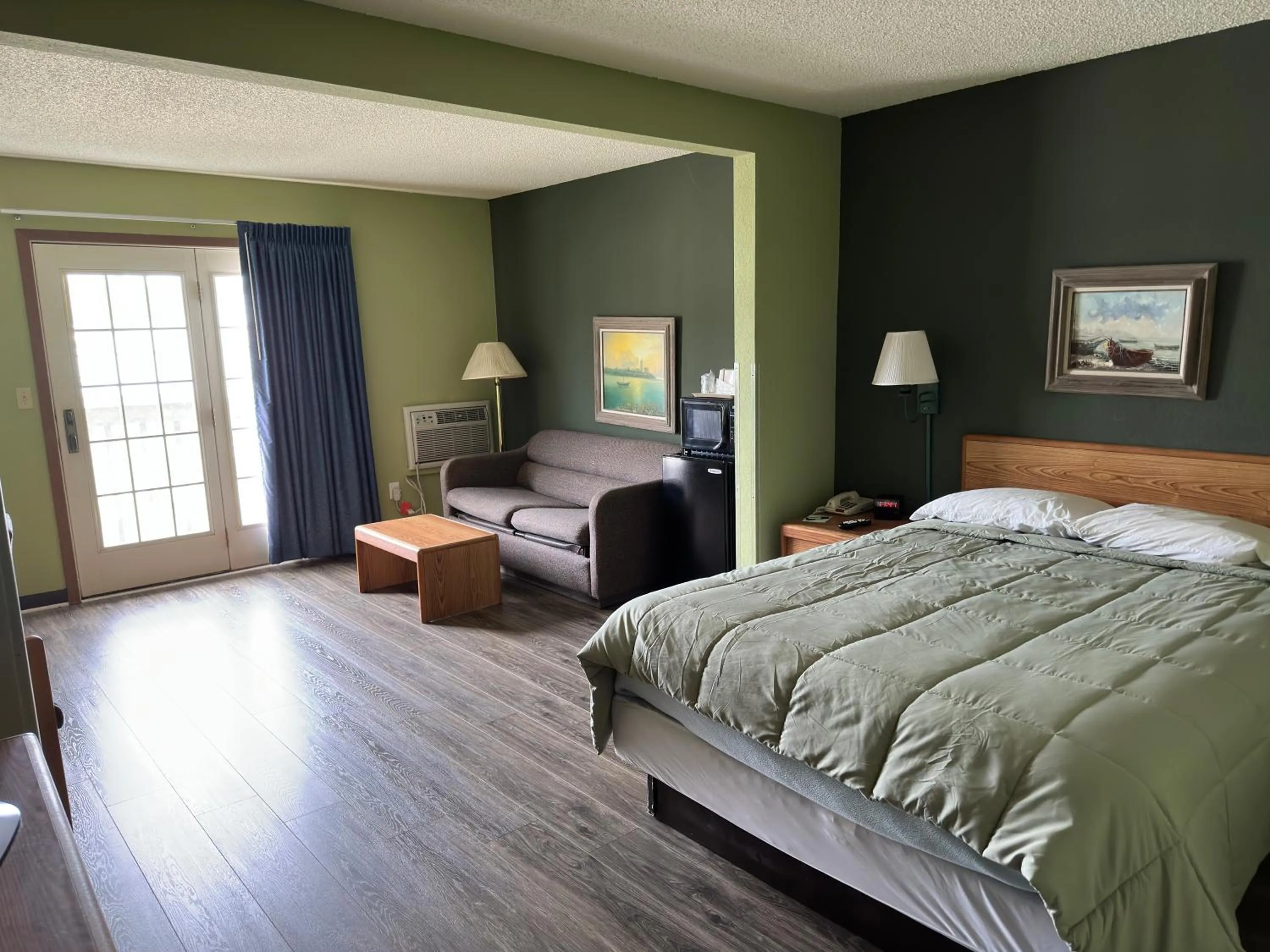 Bed in Harbor Lights Lodge