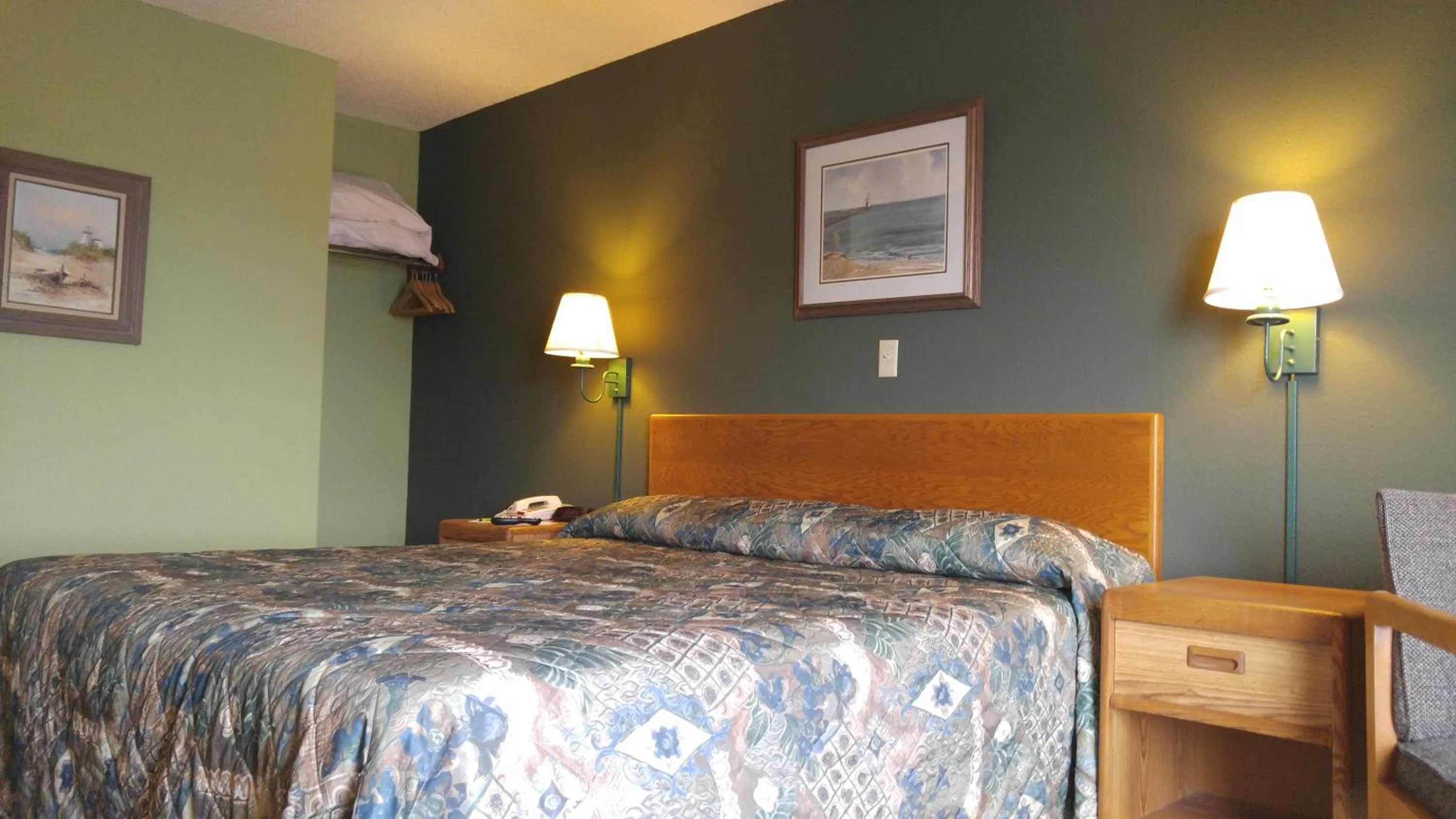 Bed in Harbor Lights Lodge