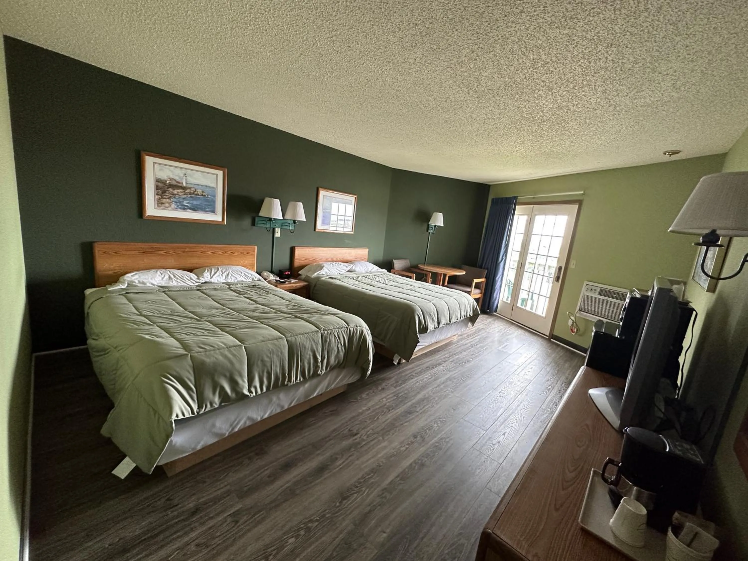 Bed in Harbor Lights Lodge