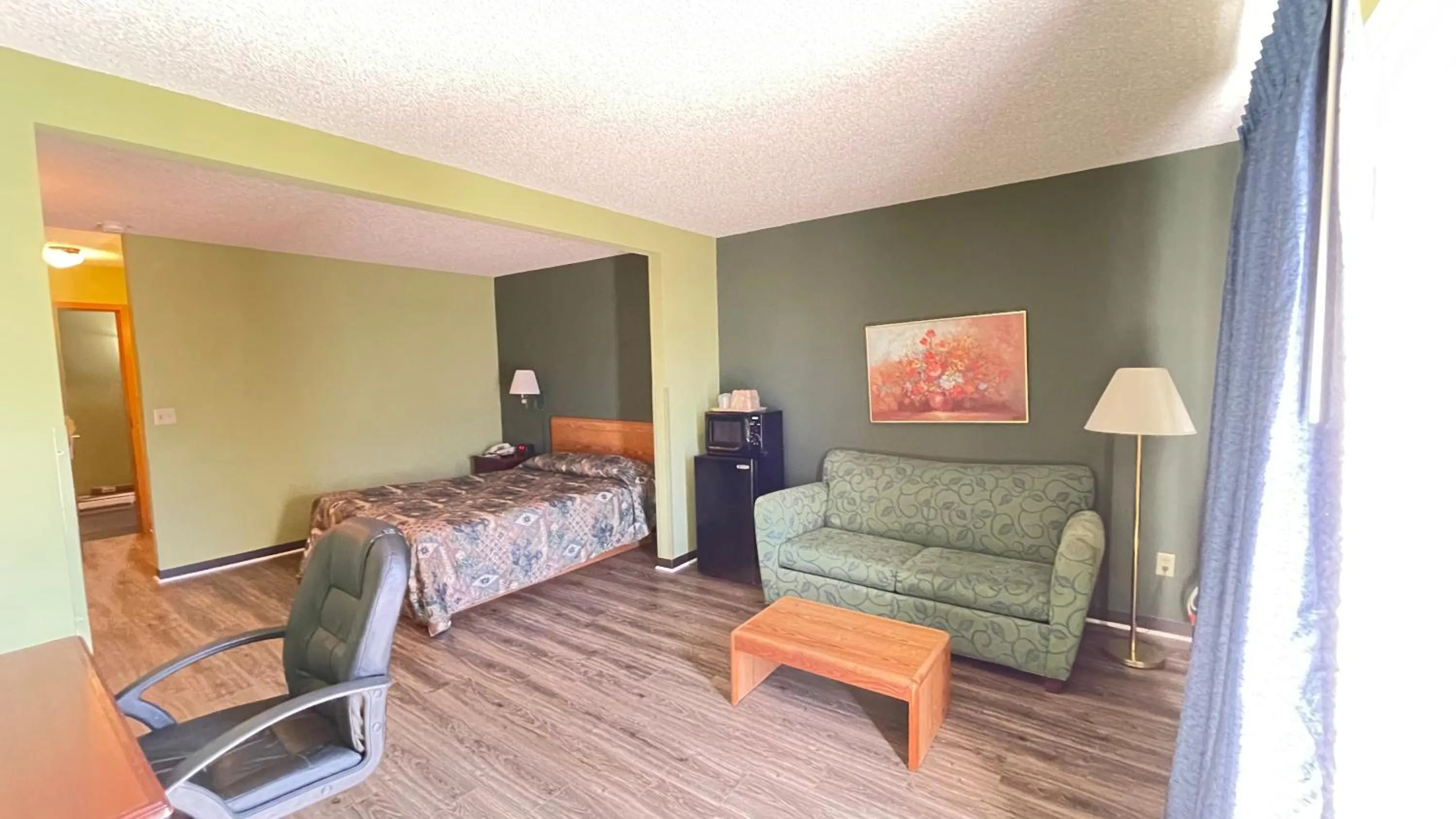 Bed in Harbor Lights Lodge