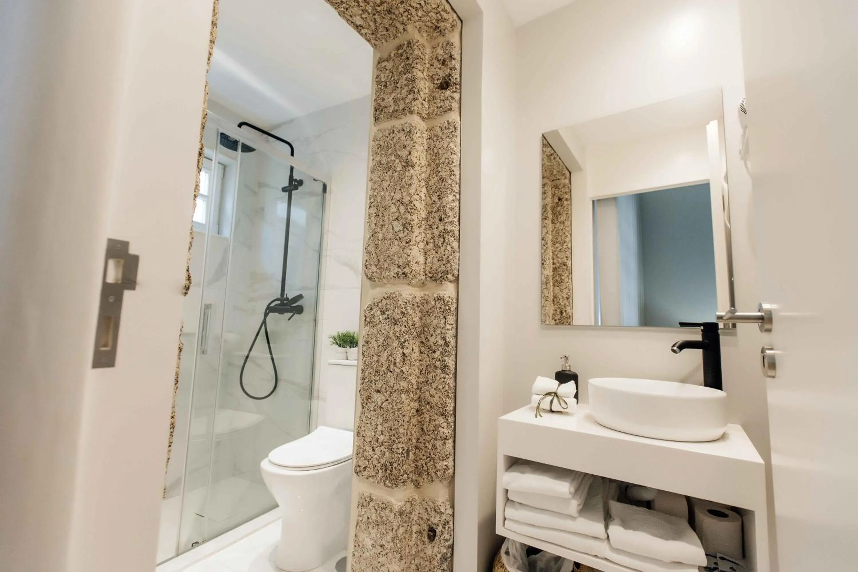 Shower in Trovador Guest House