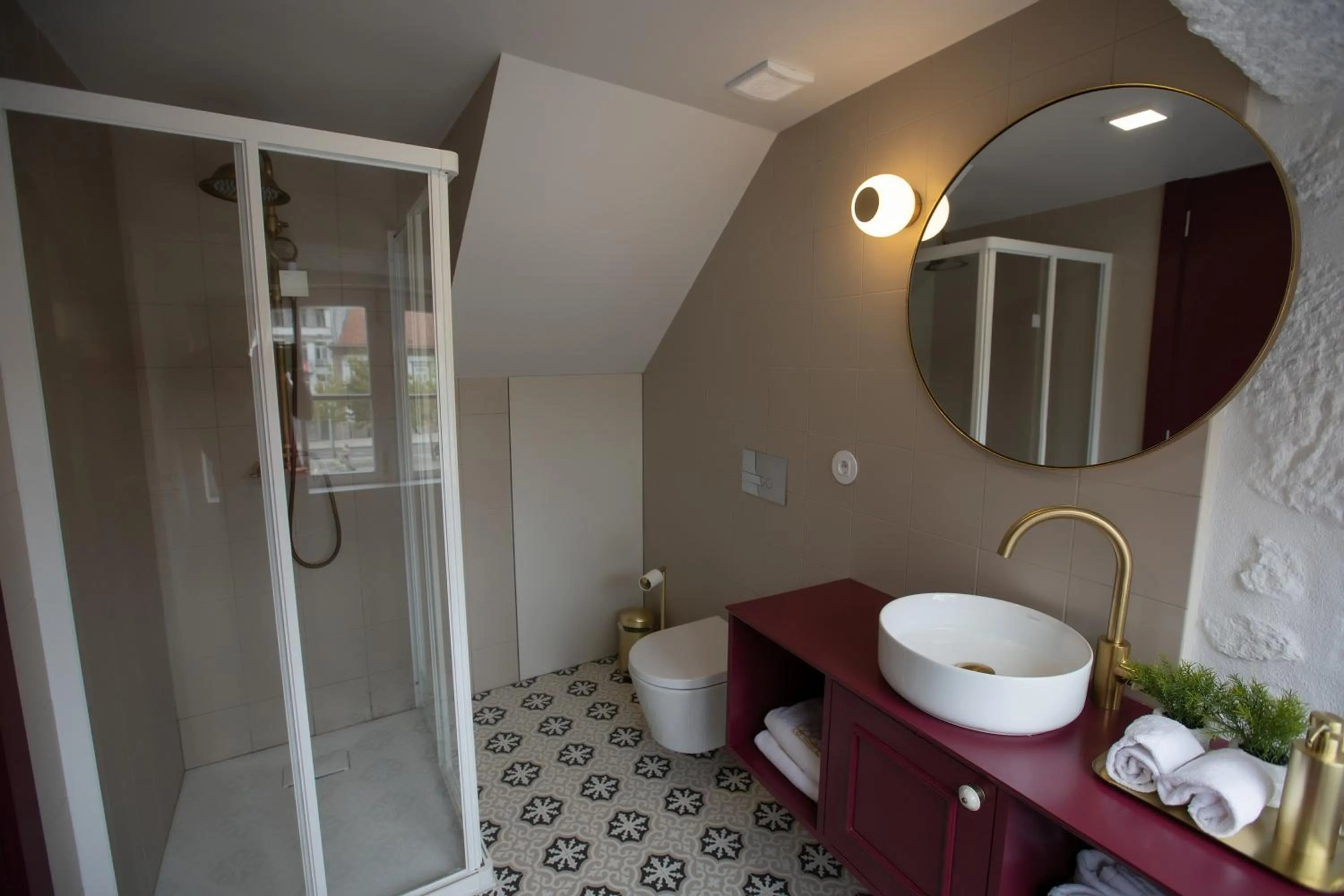 Shower in Trovador Guest House