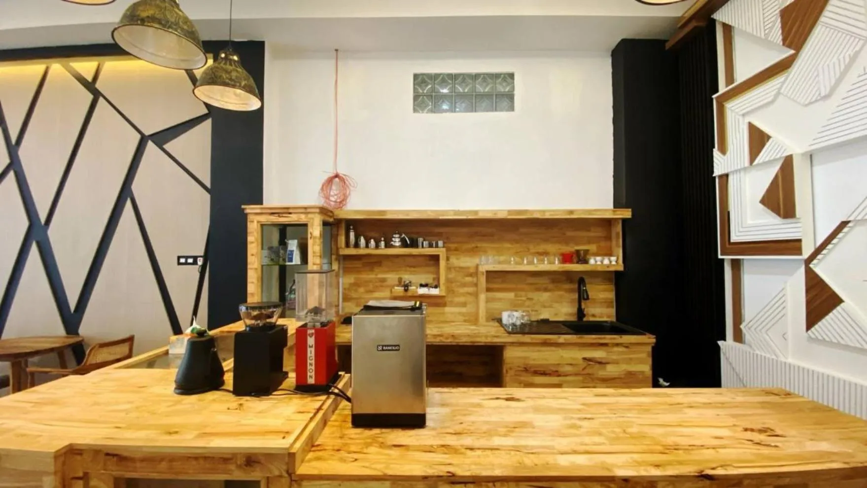 Restaurant/places to eat in D'Hills Hotel