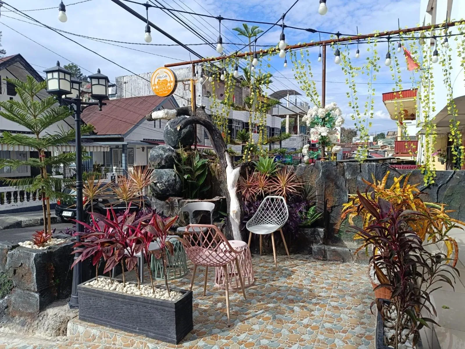 Restaurant/places to eat in D'Hills Hotel