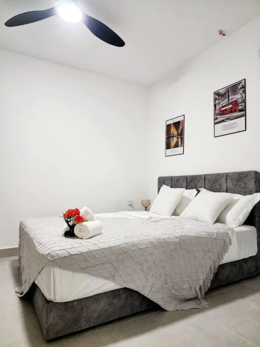 Bed in 10 min to Subang Airport Free Wi-fi Carpark