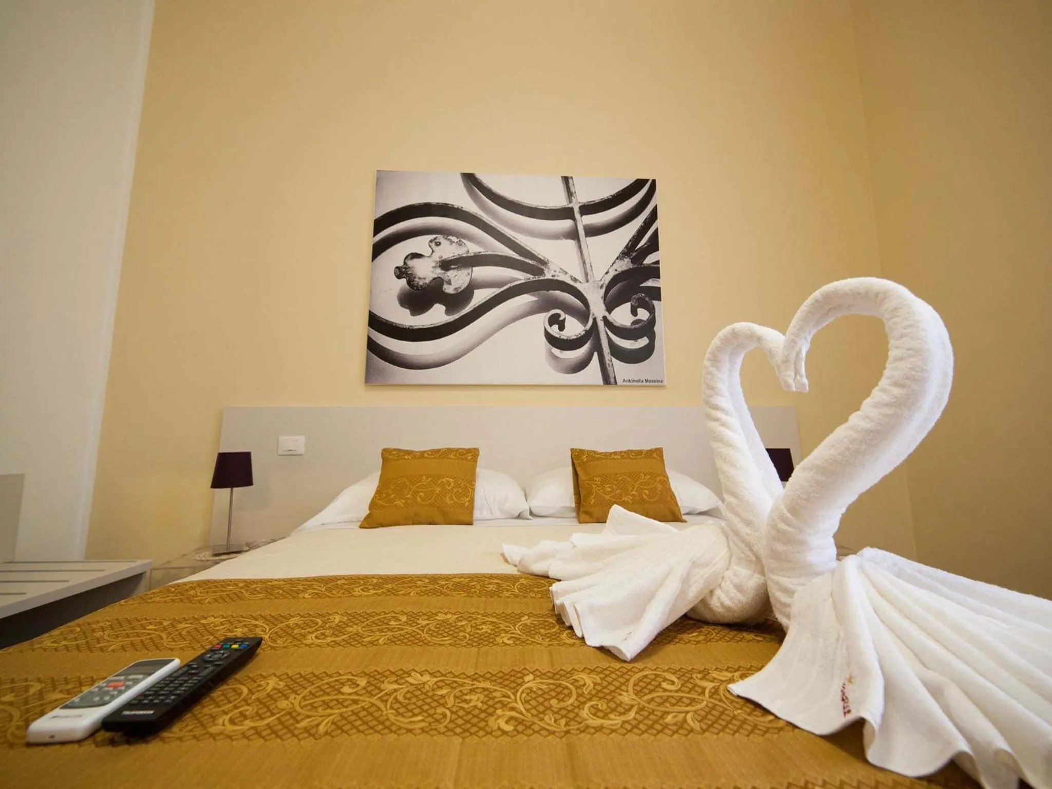 Decorative detail, Bed in Belle Epoque B&B