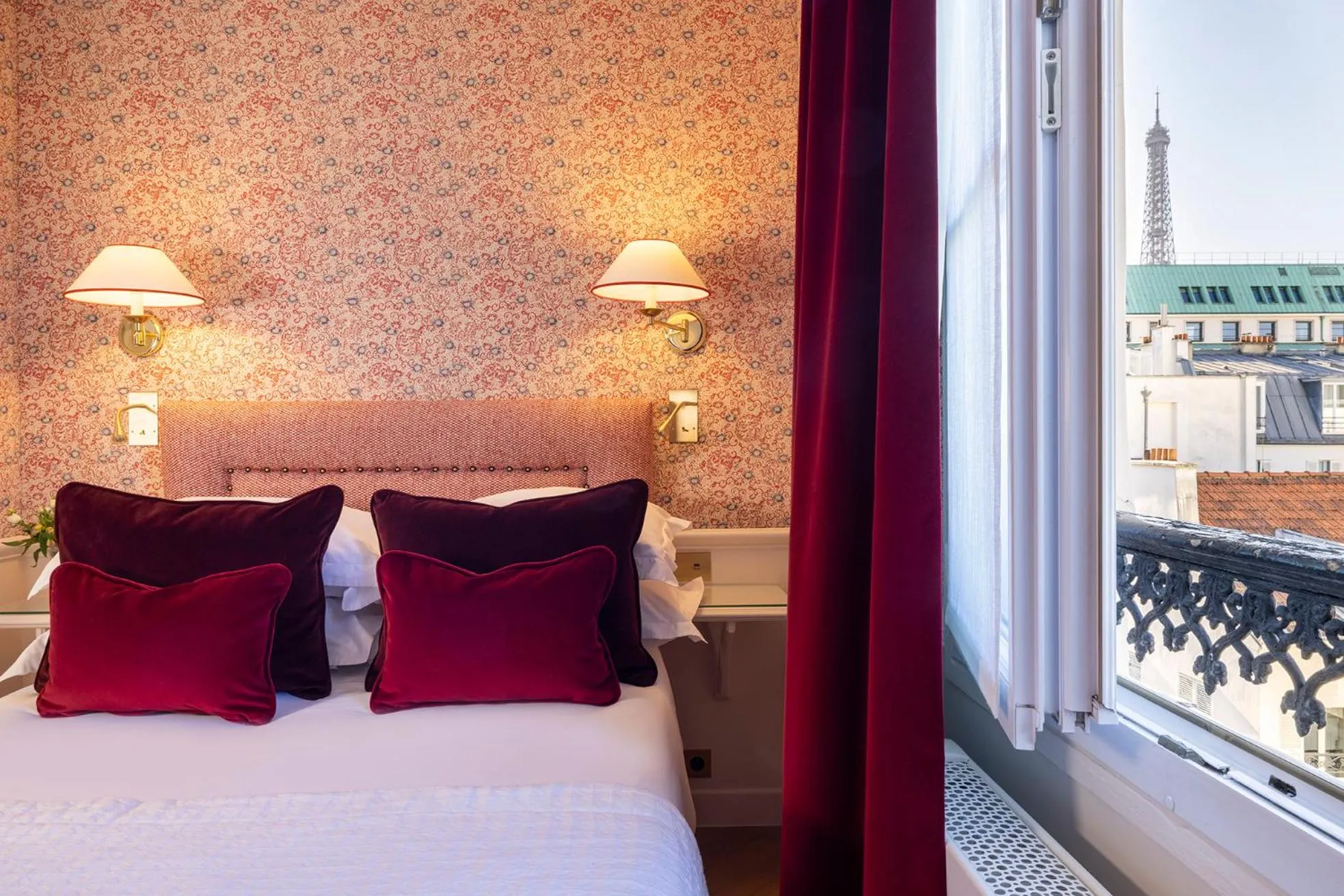 Bed in Hotel du Champ de Mars