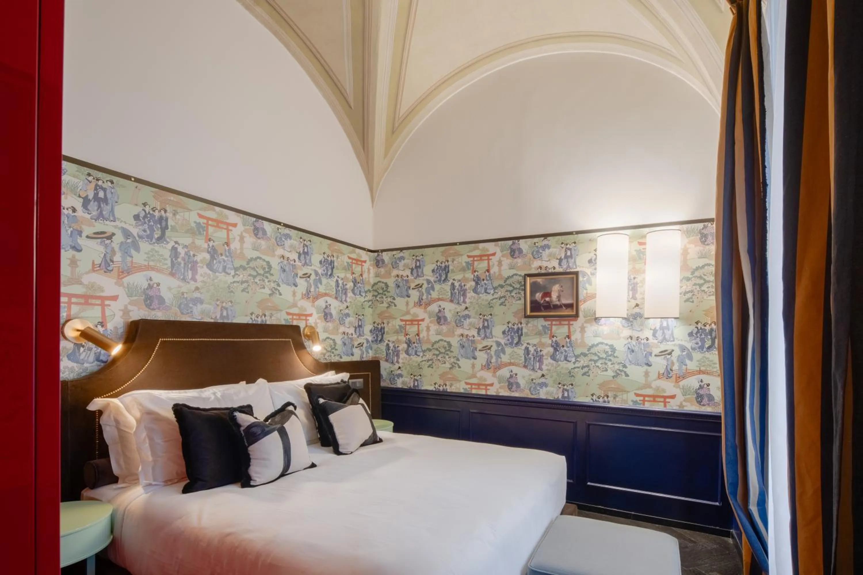 Bed in V Collection Condotti