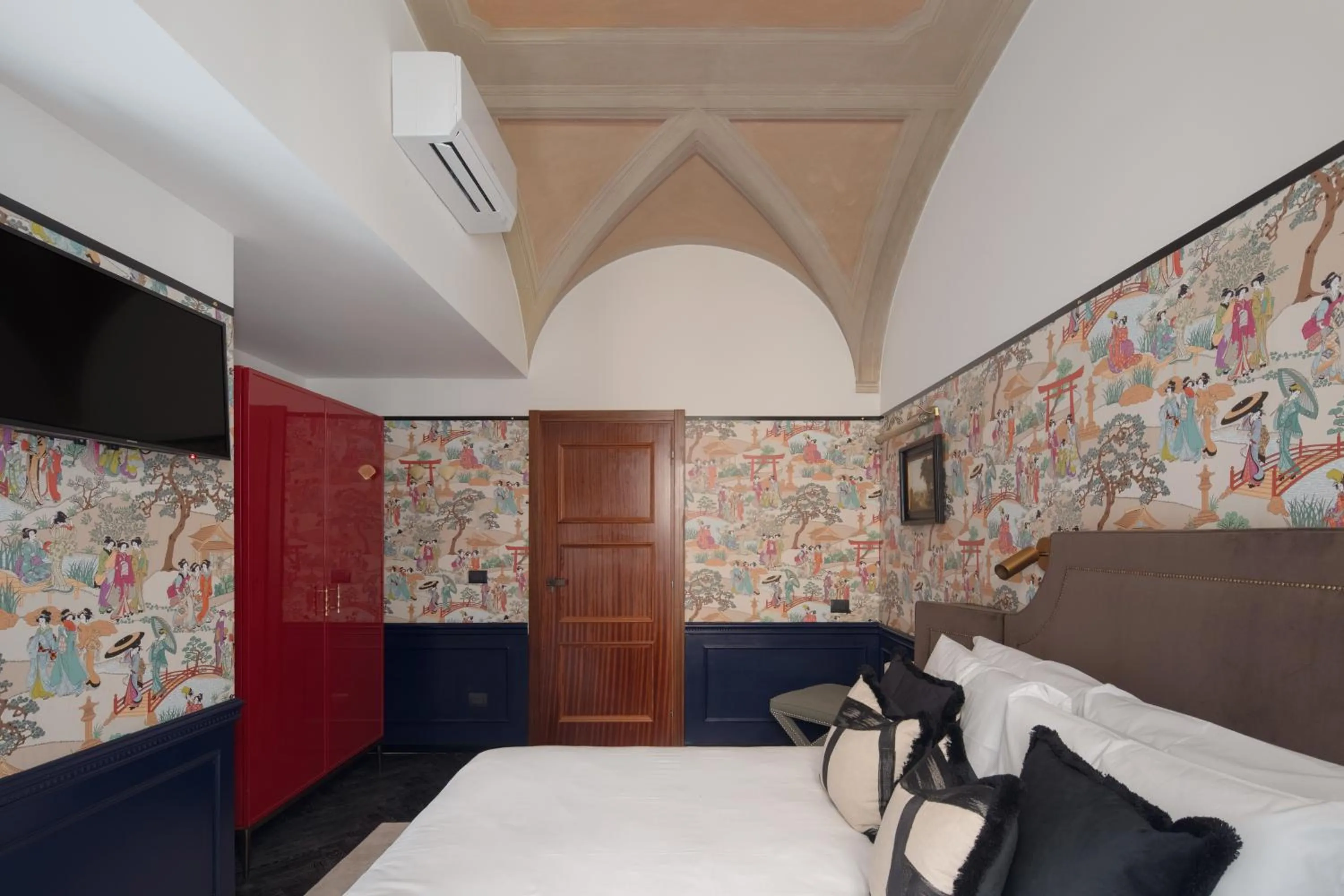 Bed in V Collection Condotti