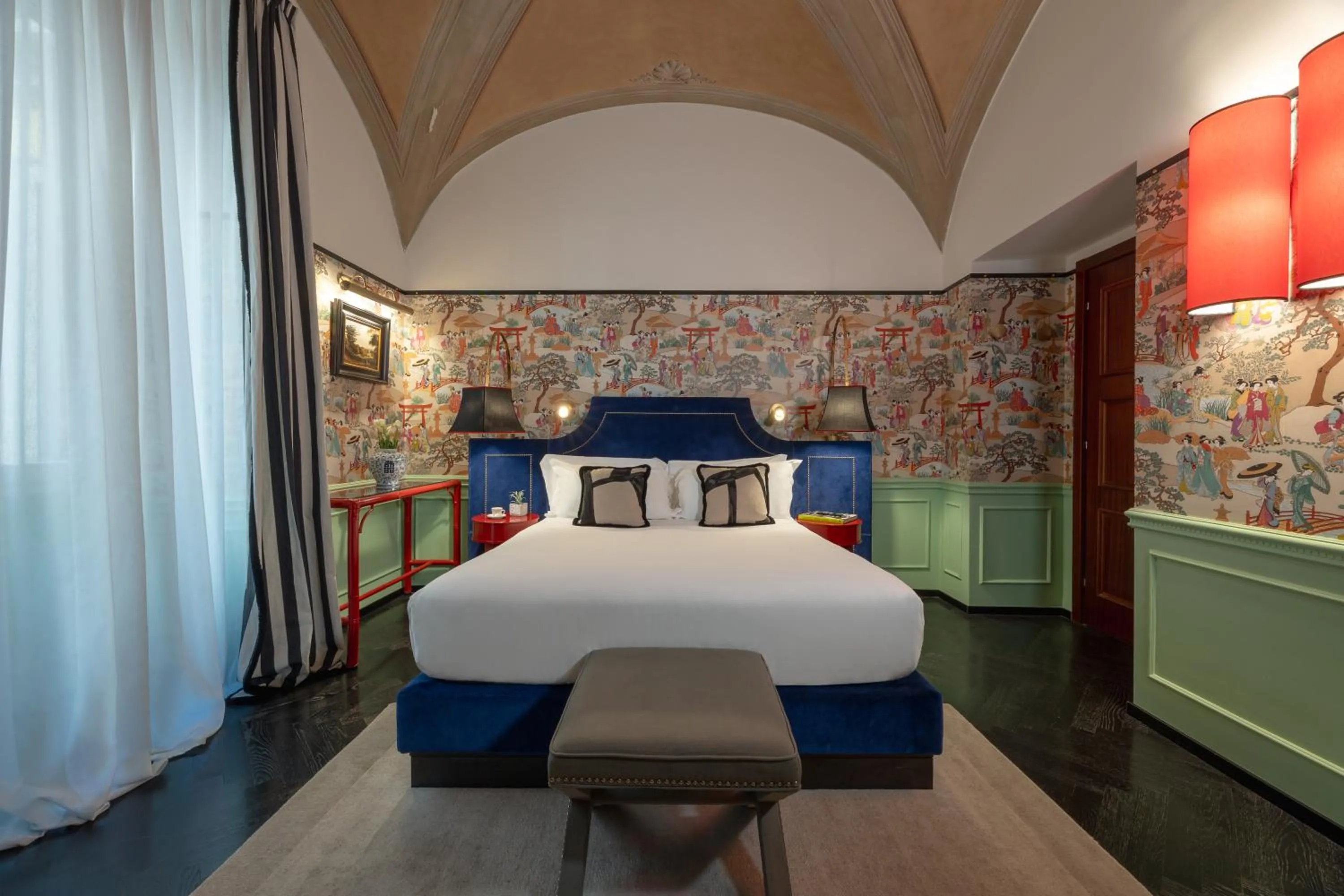 Bed in V Collection Condotti