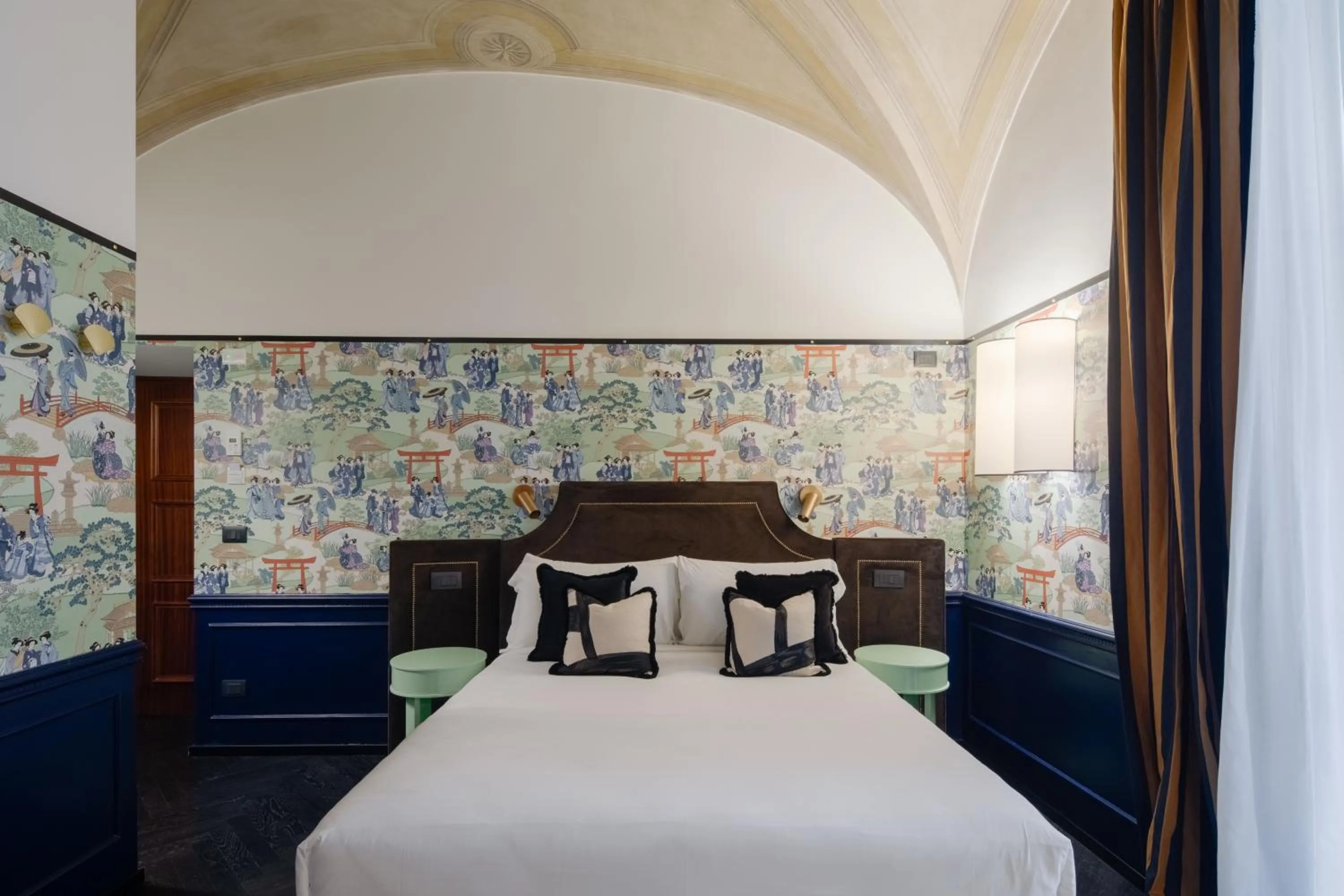 Bed in V Collection Condotti