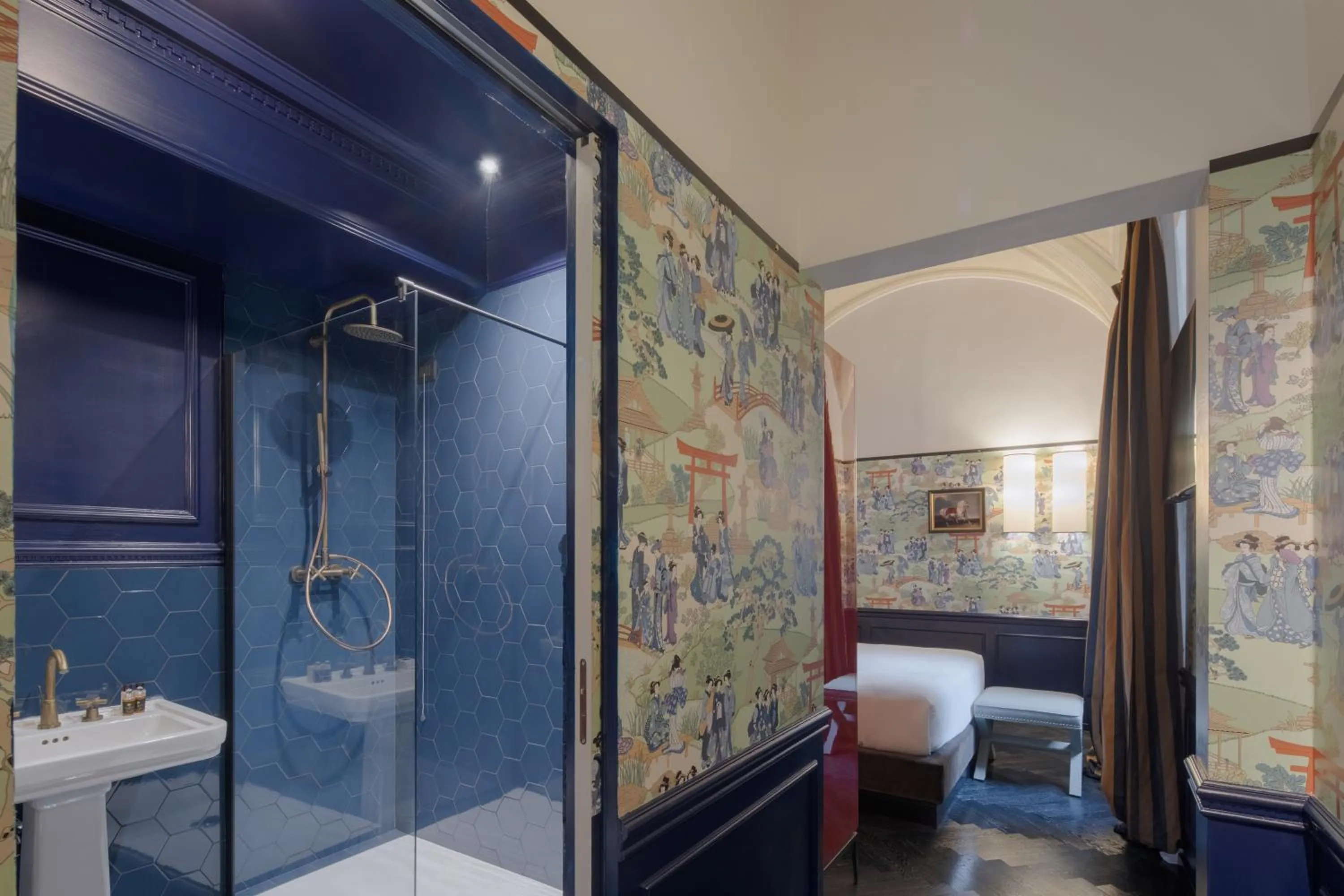 Shower, Bed in V Collection Condotti