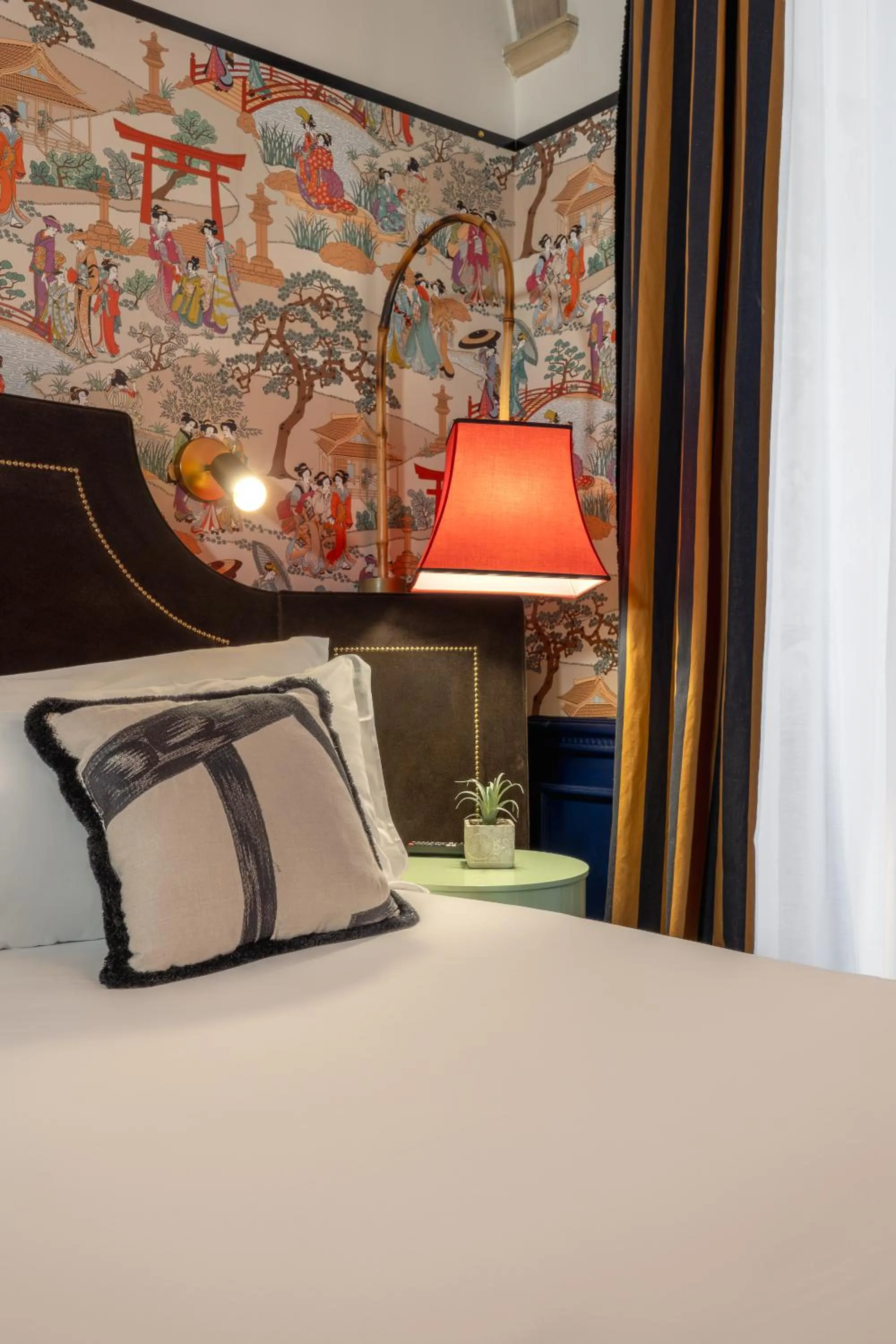 Bed in V Collection Condotti