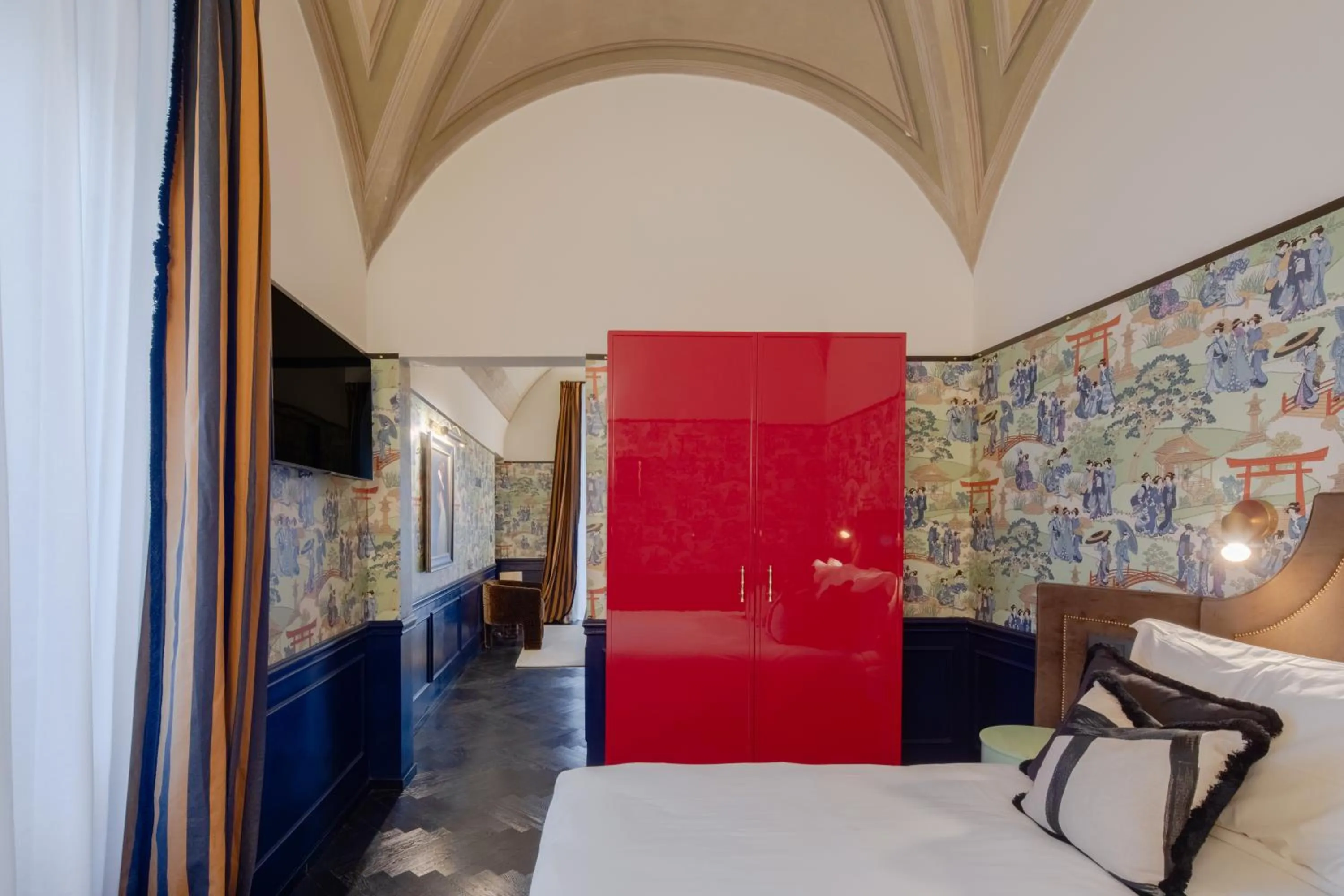 Bed in V Collection Condotti