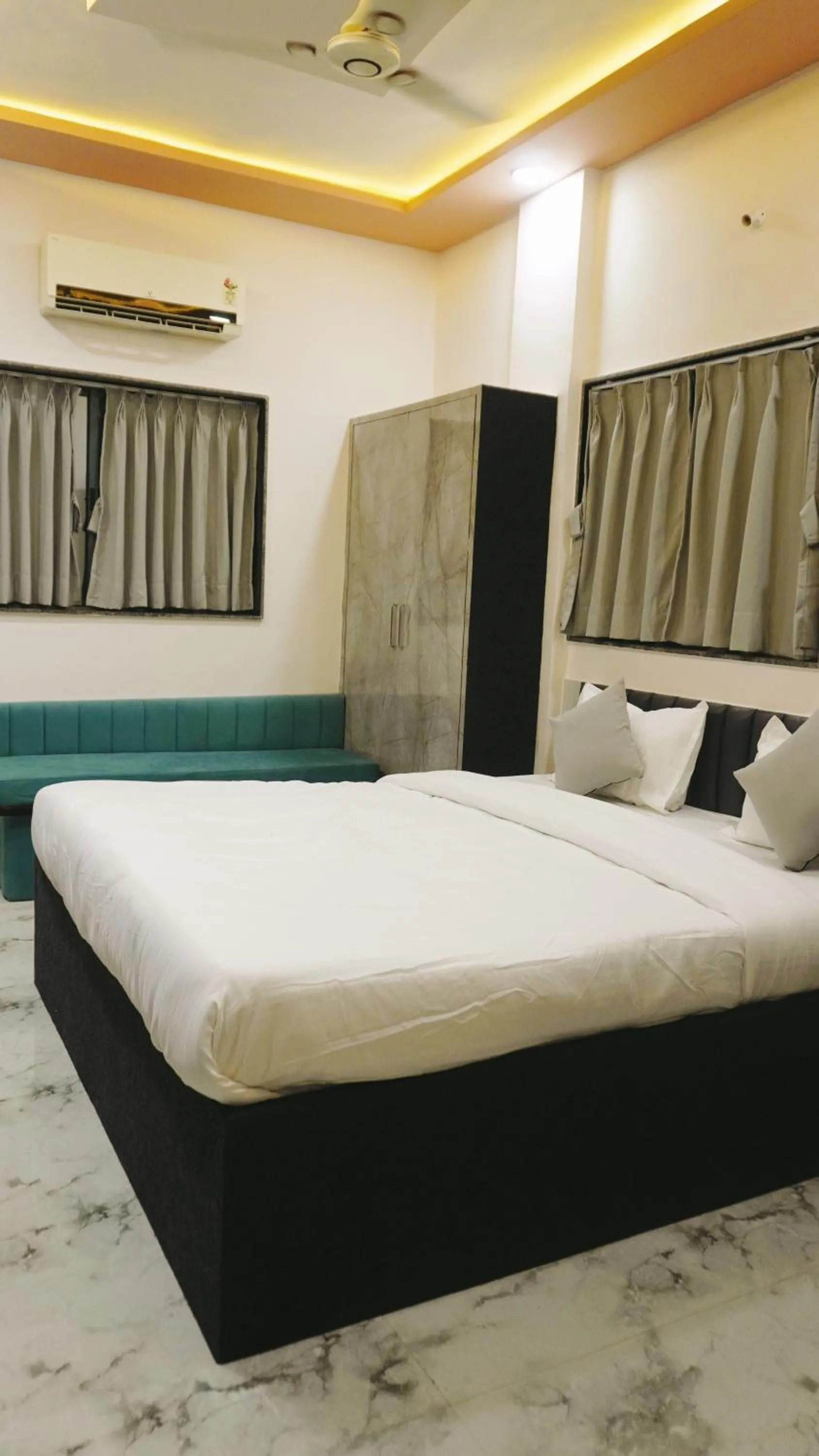 Bed in Hotel Sahara Residency