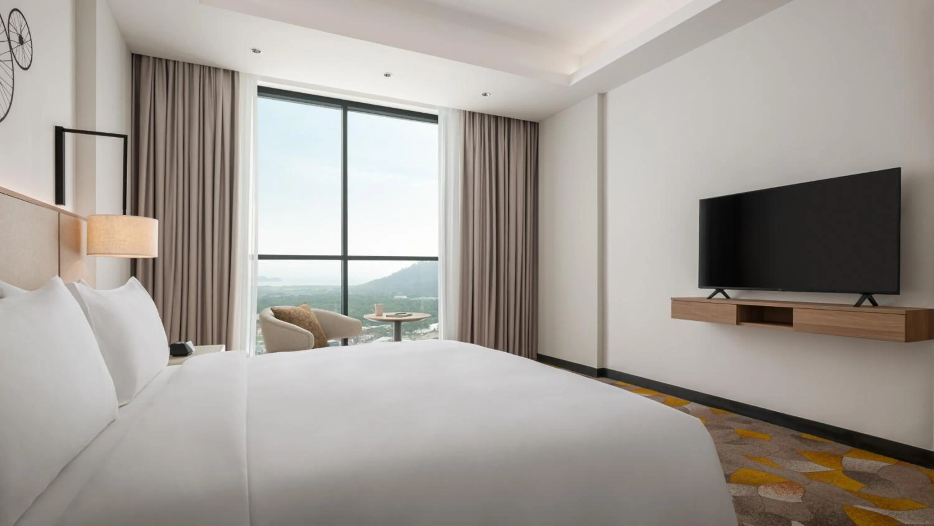 Photo of the whole room, Bed in Holiday Inn & Suites Penang Prai by IHG