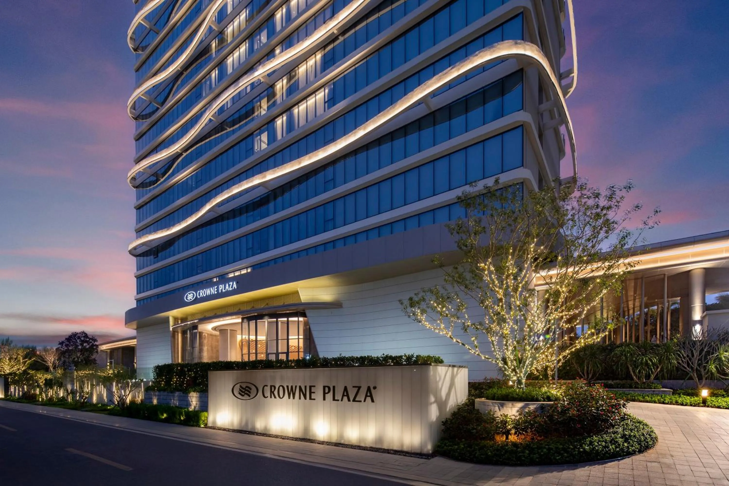 Property building in Crowne Plaza Sanya Yazhou Bay by IHG