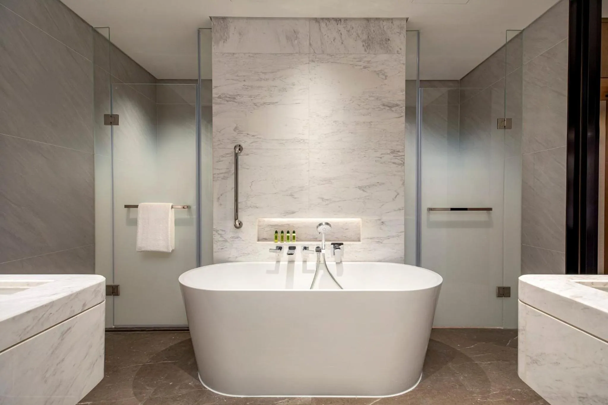 Photo of the whole room in Crowne Plaza Sanya Yazhou Bay by IHG