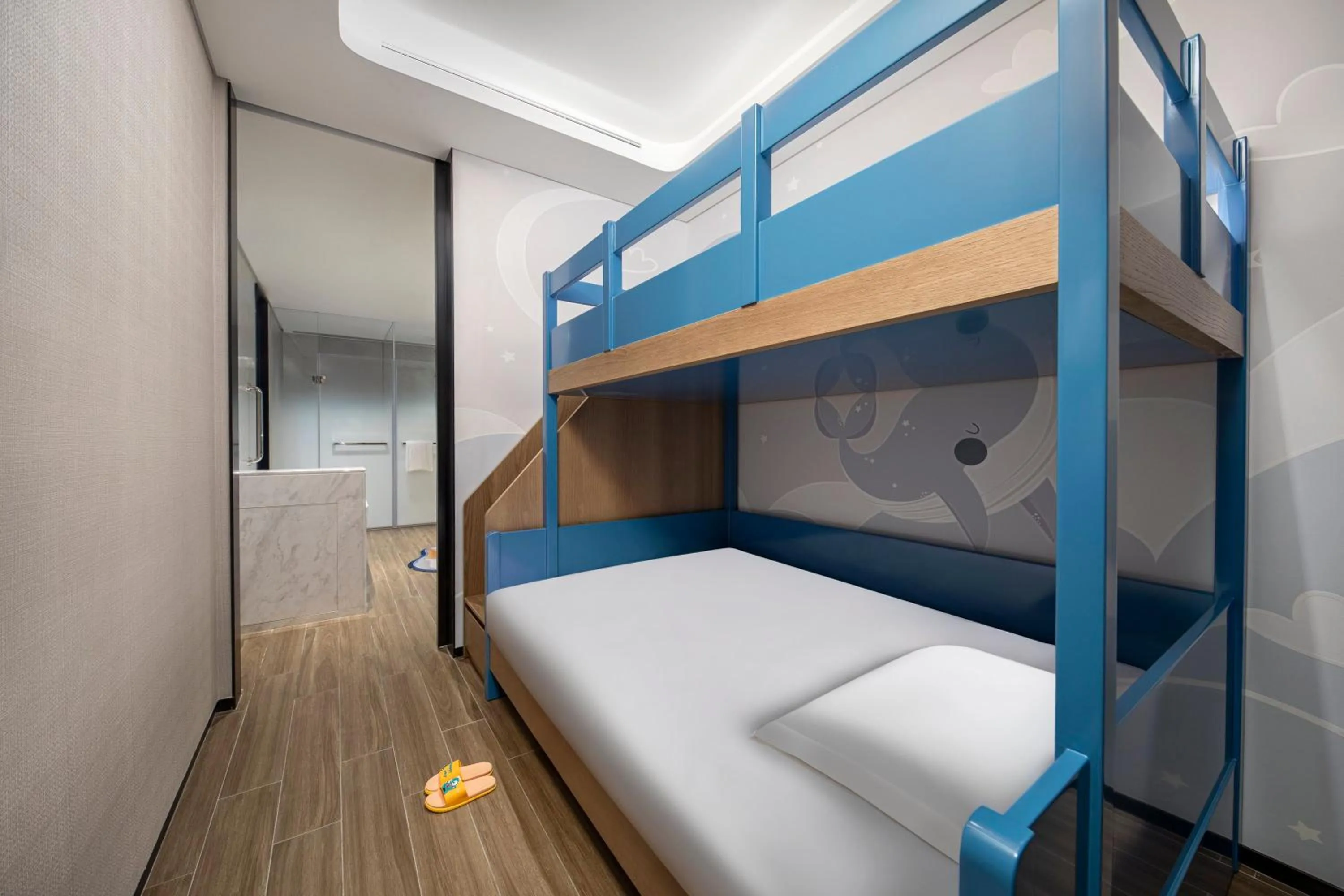 Photo of the whole room, Bed in Crowne Plaza Sanya Yazhou Bay by IHG