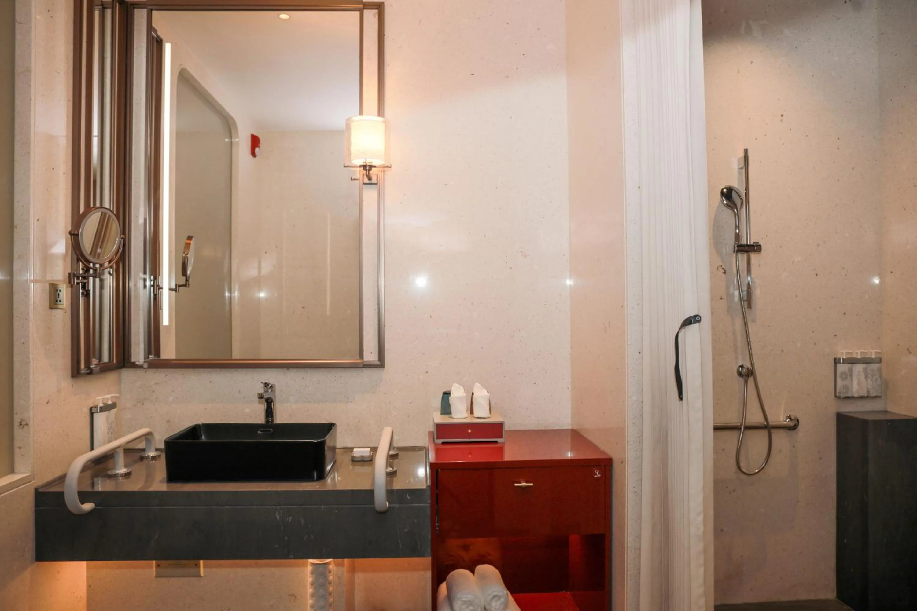 Toilet in HUALUXE Shenzhen Bao'an