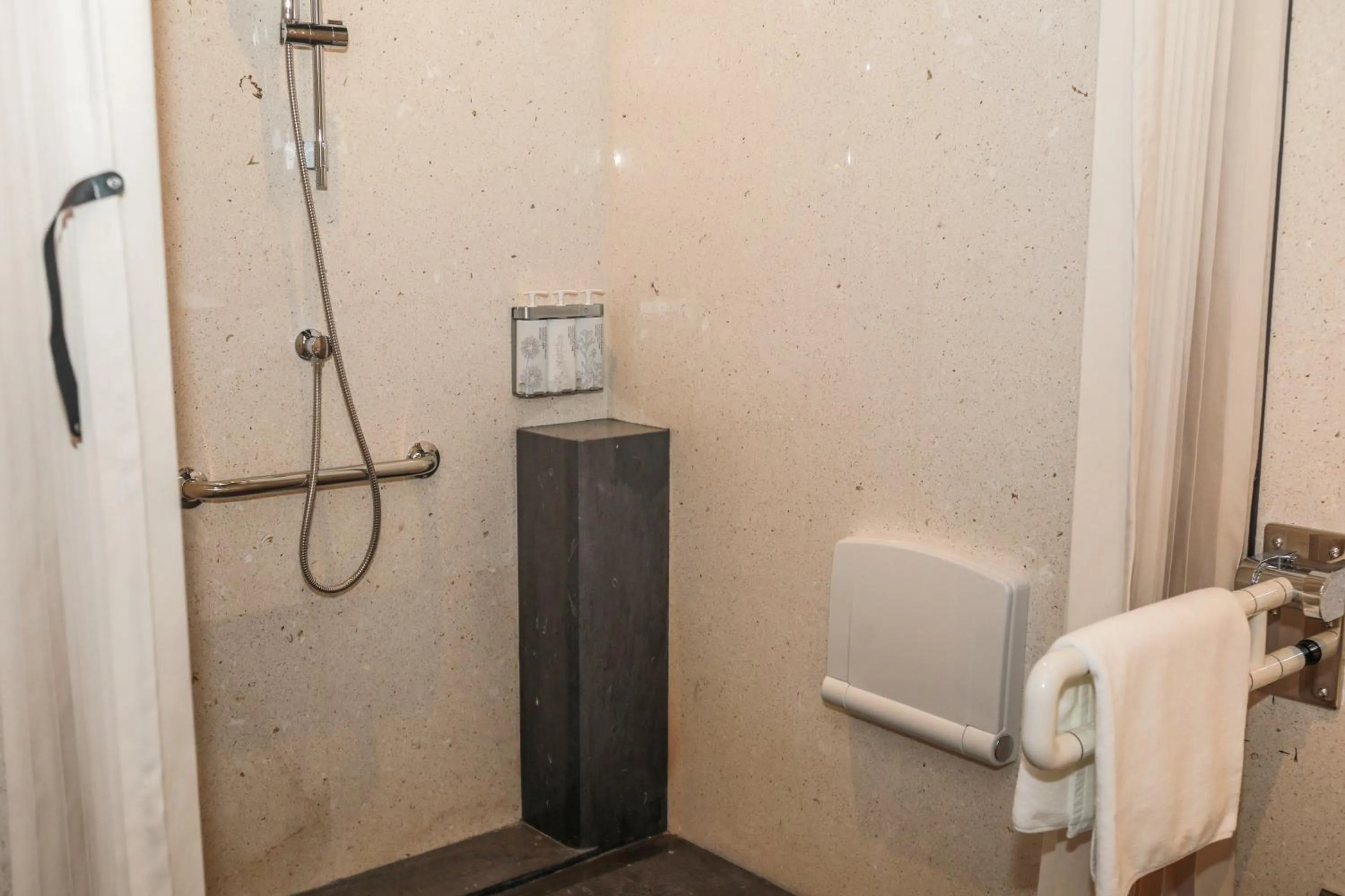 Shower in HUALUXE Shenzhen Bao'an