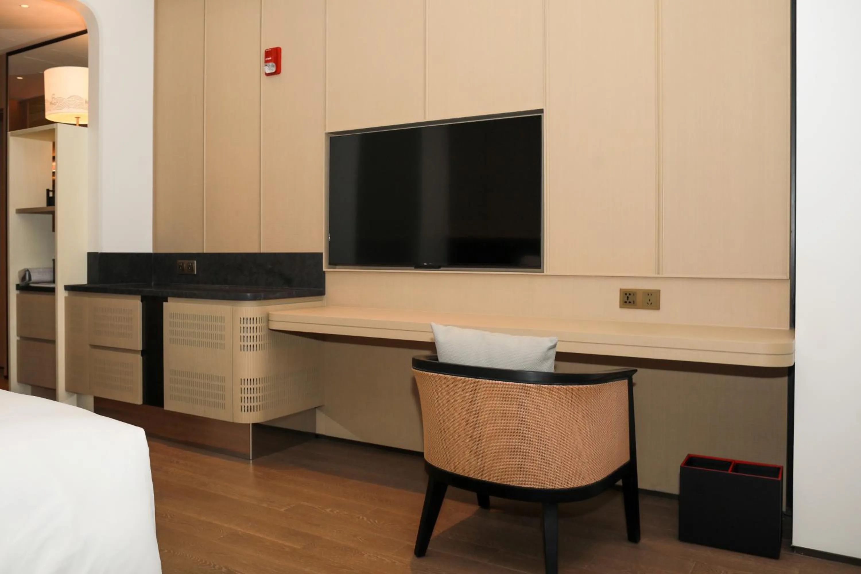 Bedroom, Bed in HUALUXE Shenzhen Bao'an