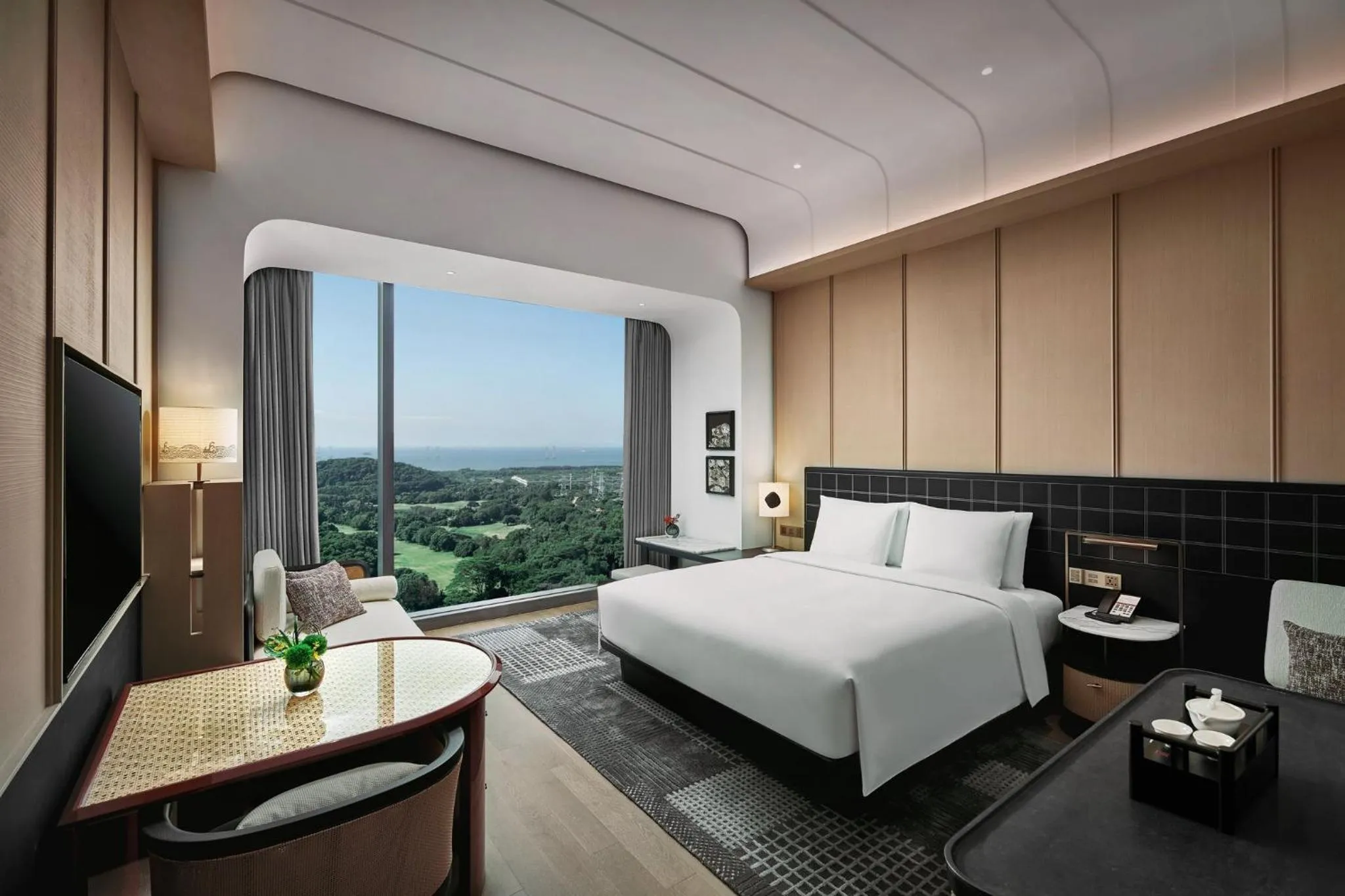 Photo of the whole room, Bed in HUALUXE Shenzhen Bao'an